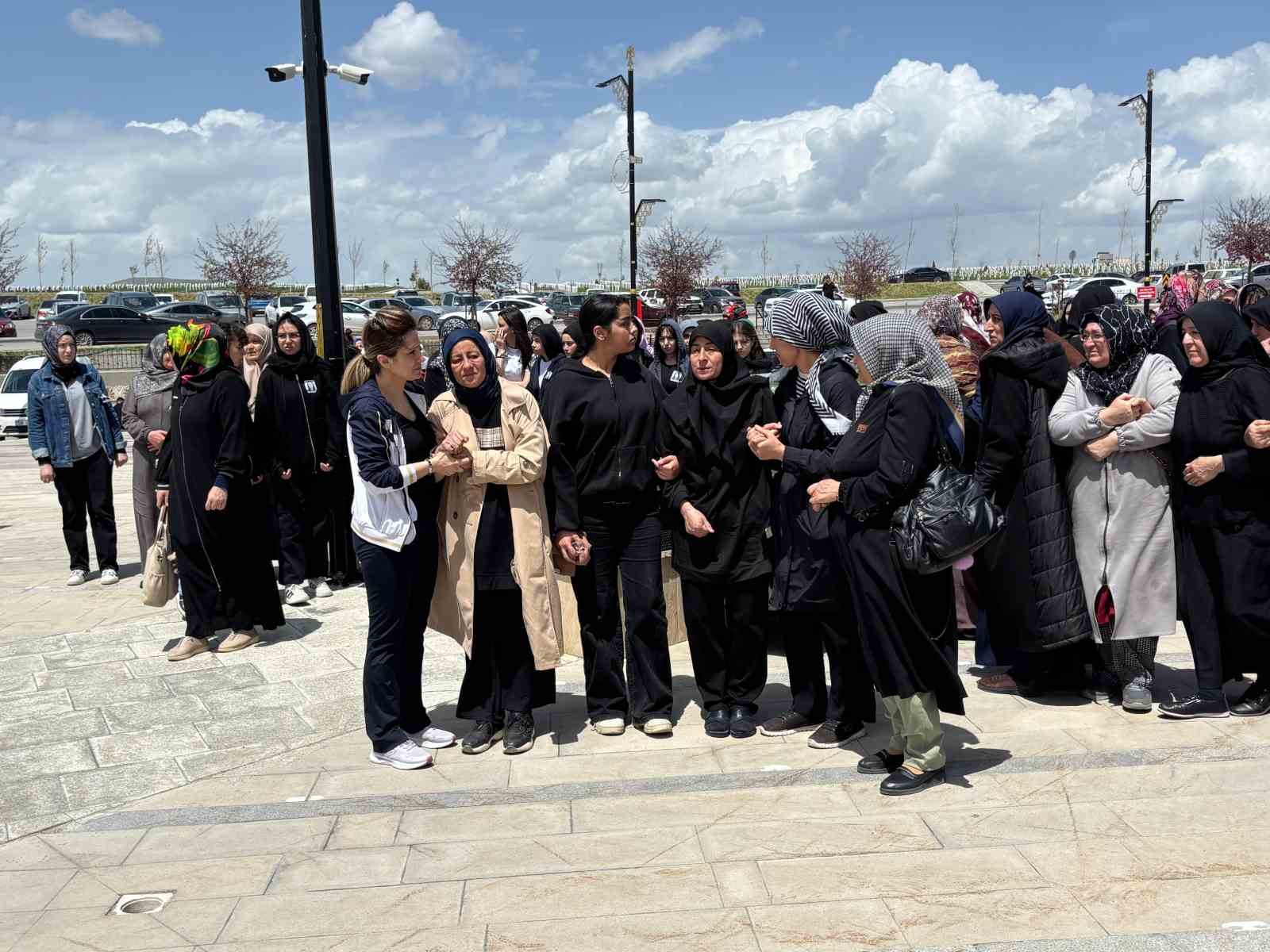 Boğazları kesilerek &ouml;ld&uuml;r&uuml;len abi kardeş toprağa verildi
