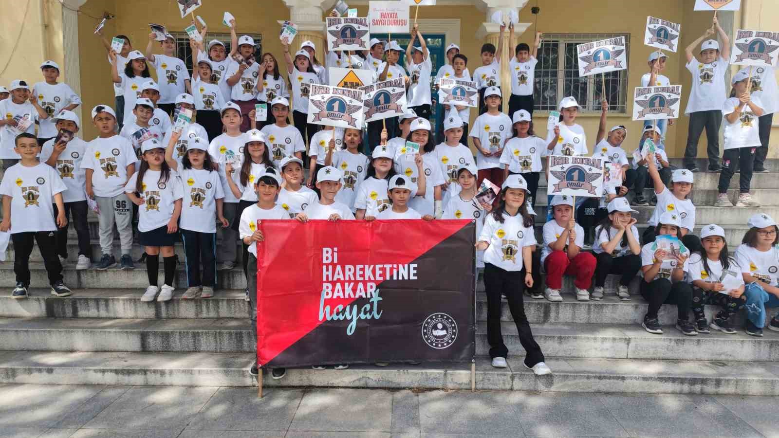 Trafik Haftasında miniklere trafik kuralları anlatıldı

