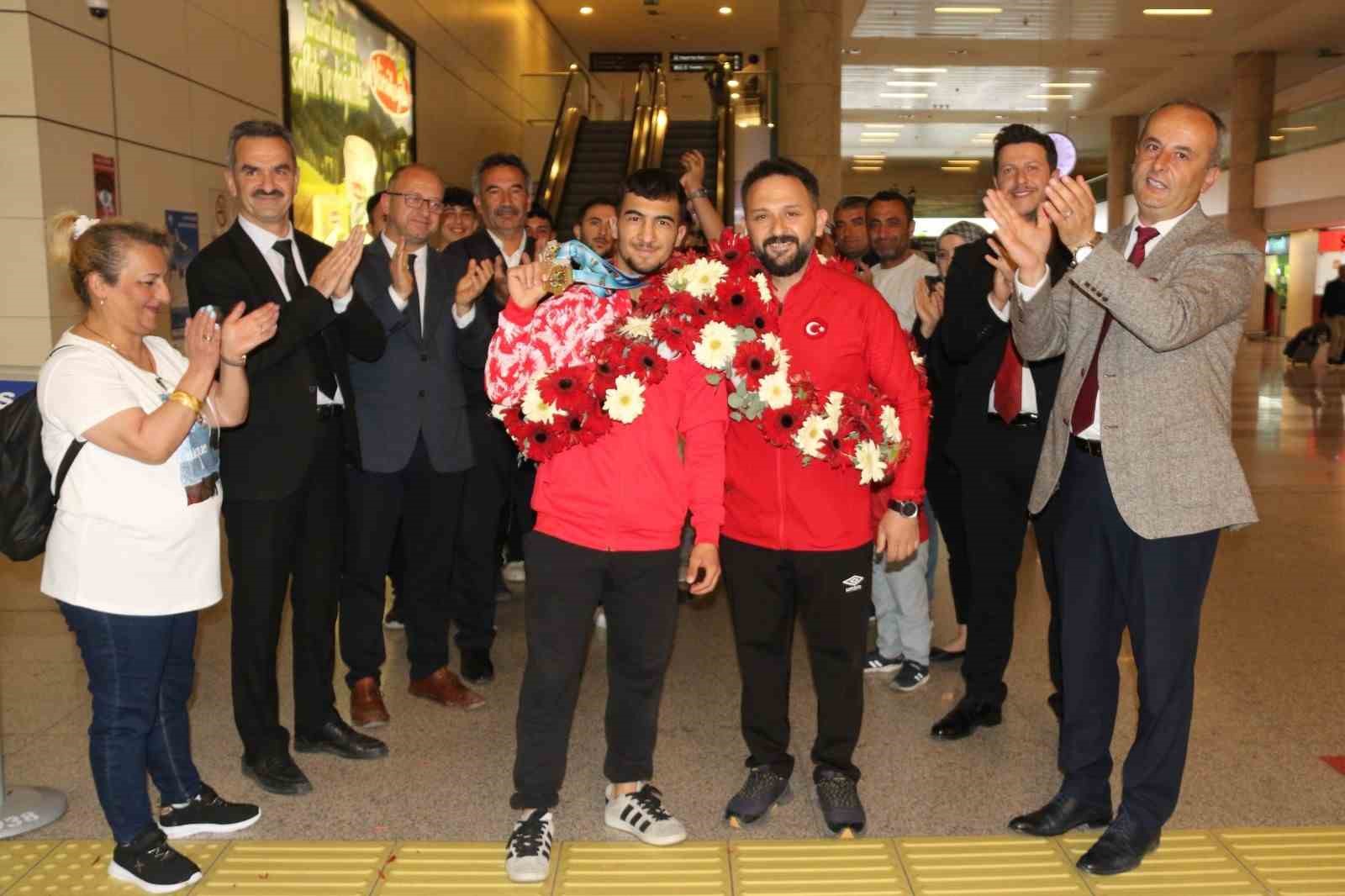 Peru’da altın madalya kazanan genç halterci Ramazan Efe Yılmaz, çiçeklerle karşılandı
