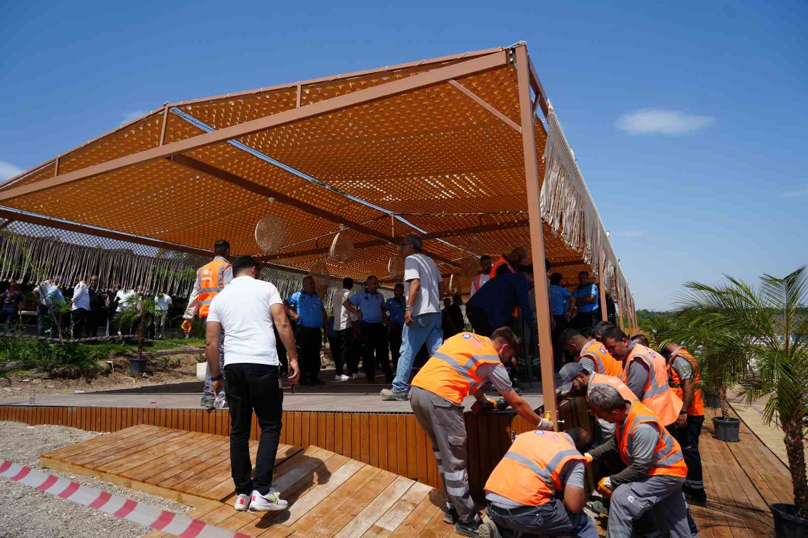 Konyaaltı sahilinde kıyı işgali denetimi gerginliğe dönüştü, bazı çalışanlar fenalaştı
