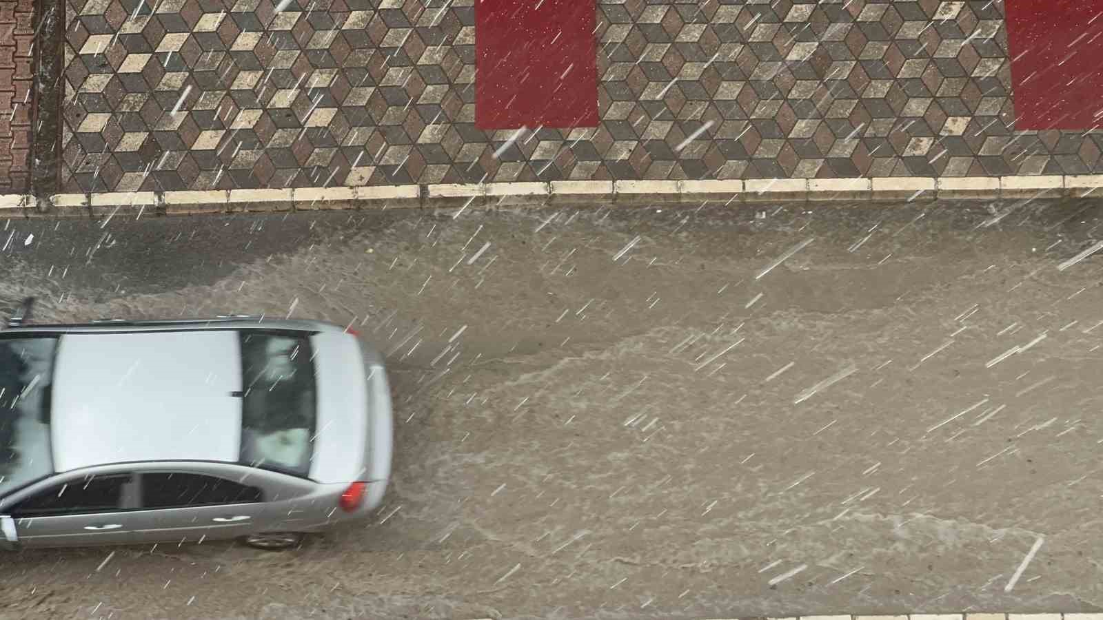 Elazığ’da dolu ve sağanak etkili oldu
