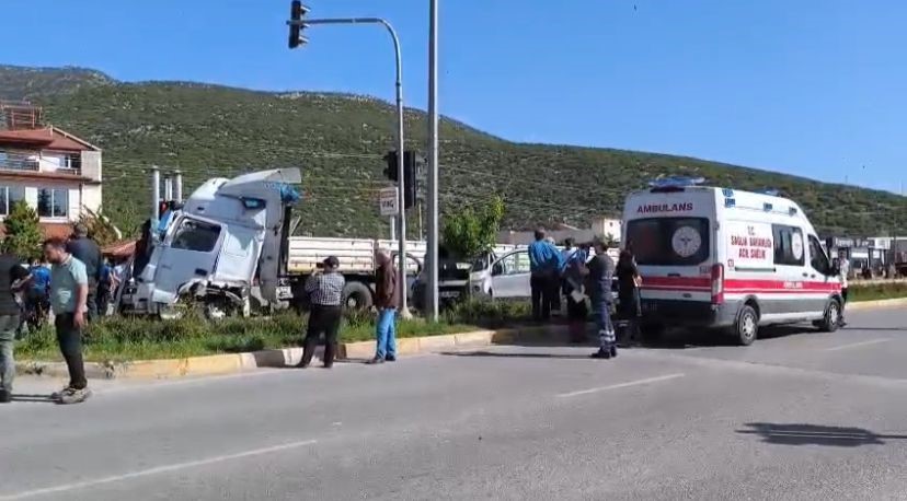 Tır, kırmızı ışıkta bekleyen otobüs ve otomobile çarptı: 6 yaralı
