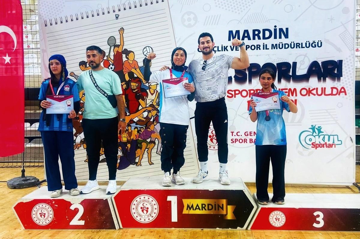 Bitlisli öğrenciler bilek güreşinde Türkiye finallerinde
