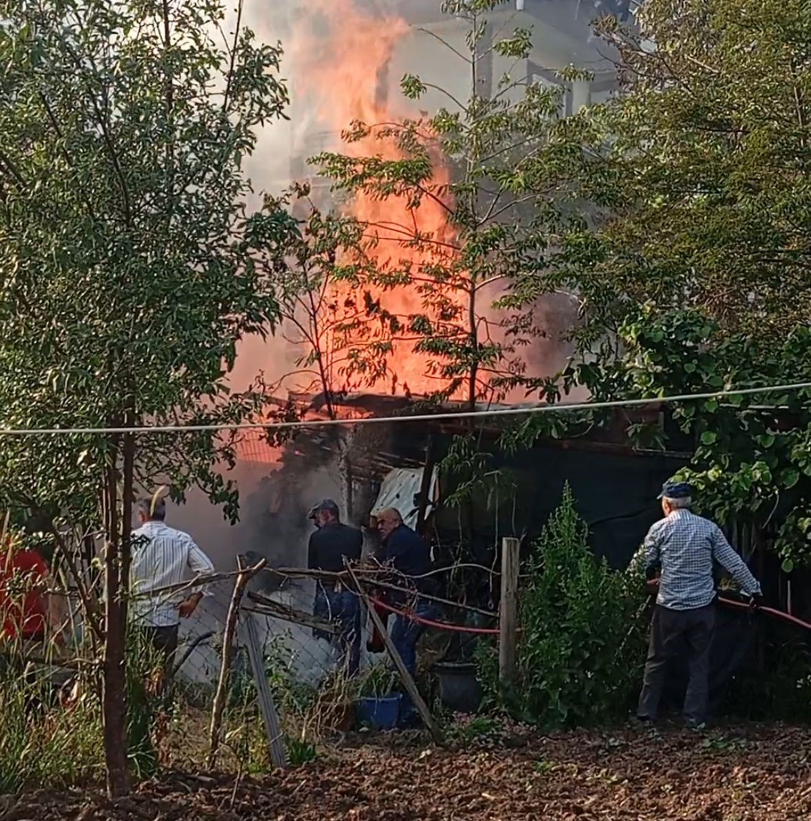 Odunluk alev alev yandı
