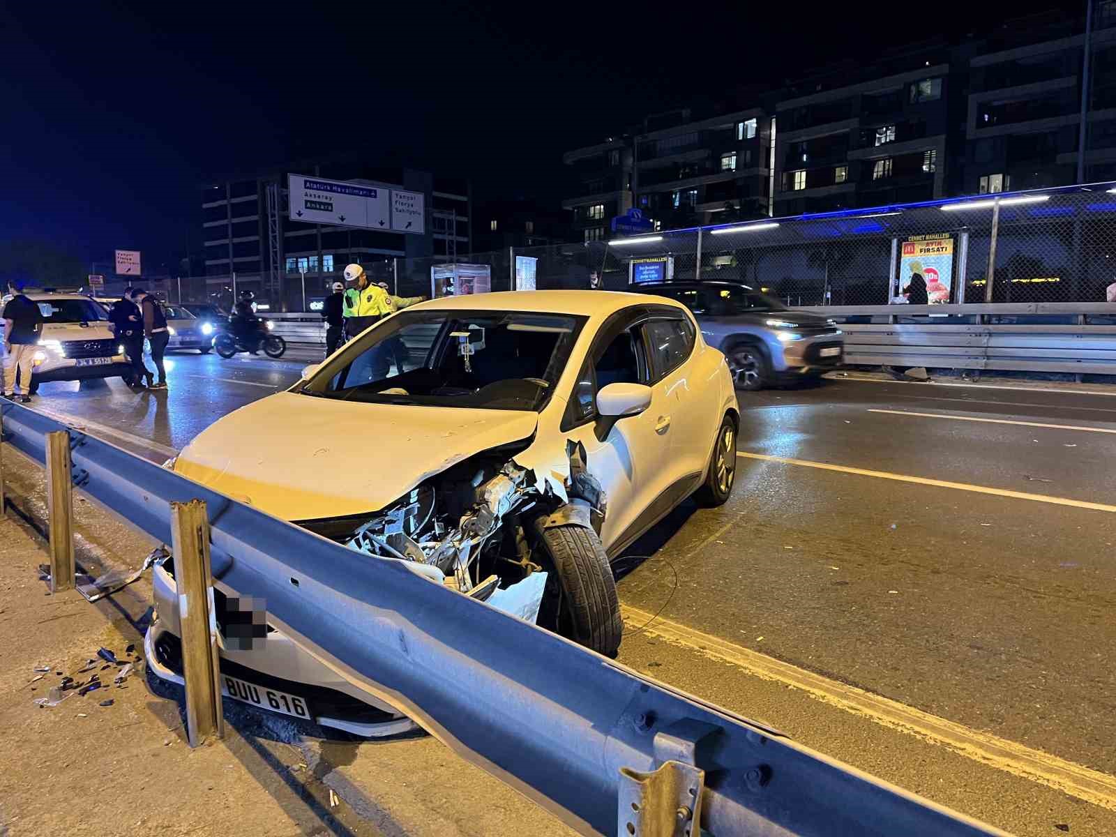 K&uuml;&ccedil;&uuml;k&ccedil;ekmece E-5&rsquo;te alkoll&uuml; s&uuml;r&uuml;c&uuml; zincirleme kazaya neden oldu