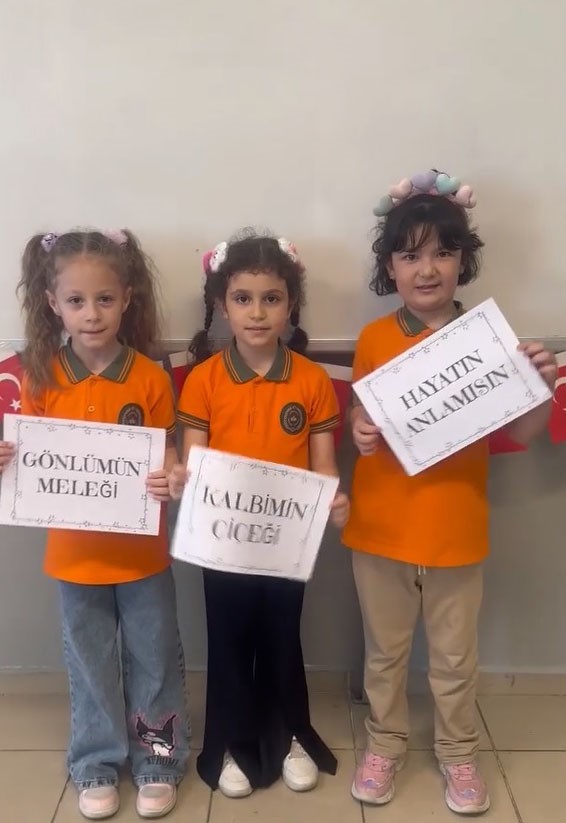 Hayrabolu&rsquo;da minik y&uuml;reklerden Anneler G&uuml;n&uuml; videosu
