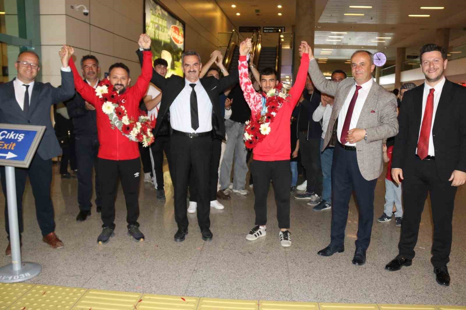 Peru’da altın madalya kazanan genç halterci Ramazan Efe Yılmaz, çiçeklerle karşılandı