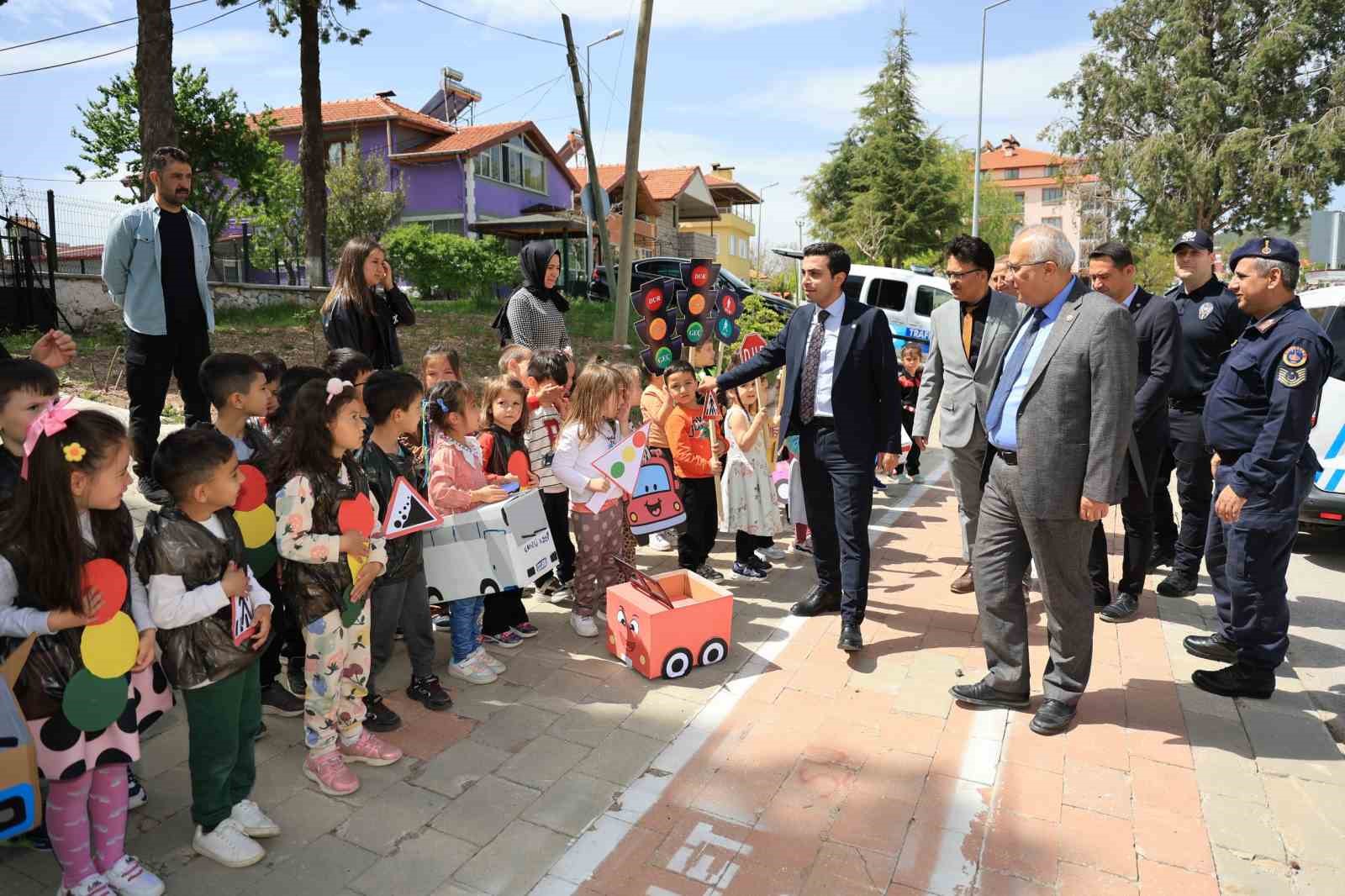 Başkan Cengiz Arslan miniklerle trafik etkinliğinde buluştu
