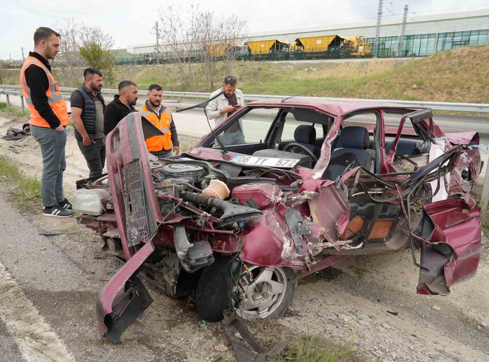 Kırıkkale’de bariyerlere çarpan otomobil hurdaya döndü: Karı-koca yaralandı