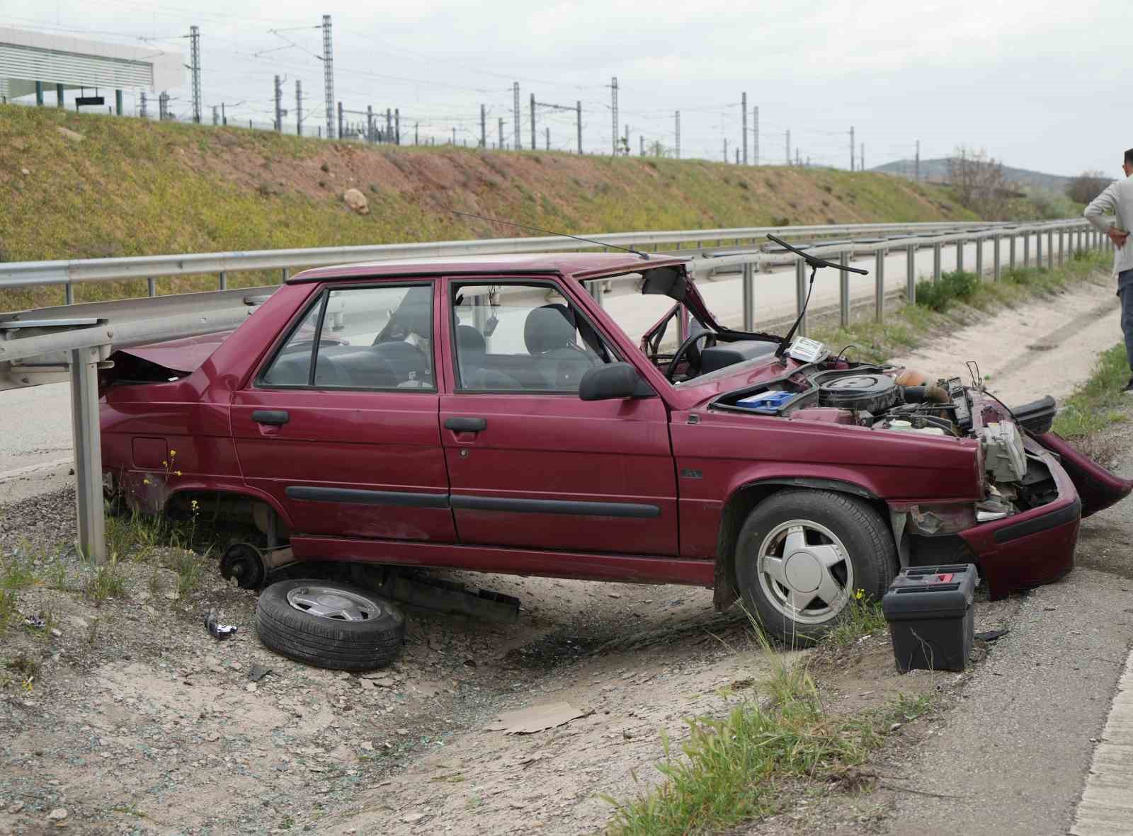 Kırıkkale&rsquo;de bariyerlere &ccedil;arpan otomobil hurdaya d&ouml;nd&uuml;: Karı-koca yaralandı
