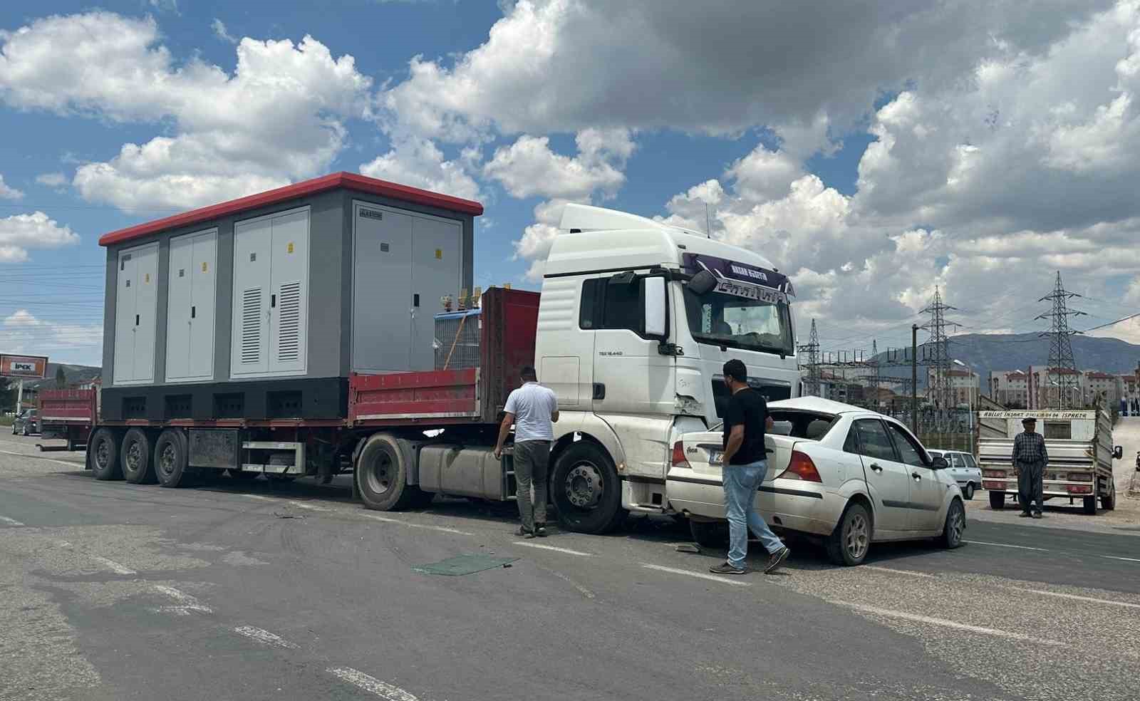 Tır ile otomobil çarpıştı: 1 yaralı