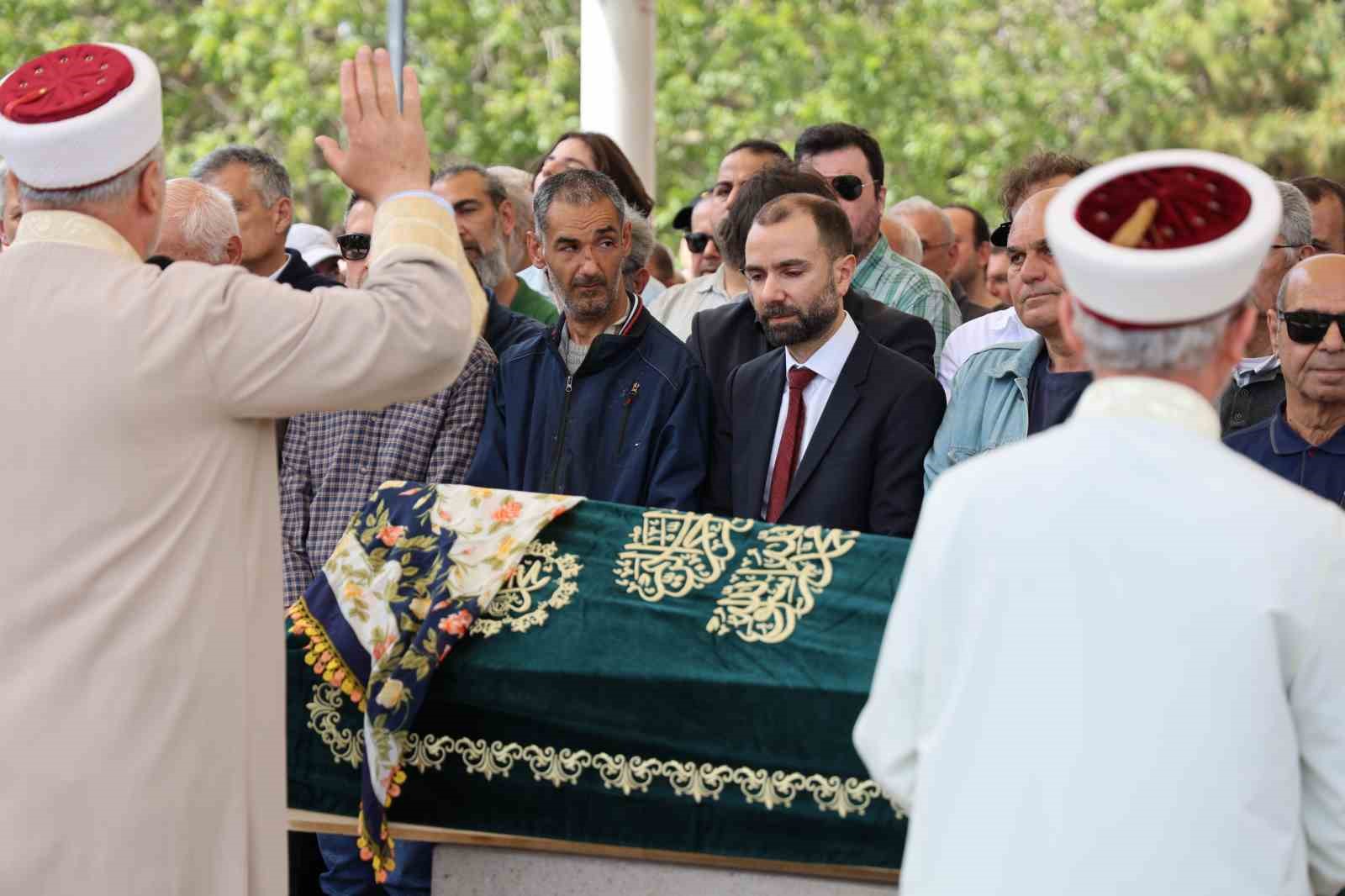 Yangında hayatını kaybeden Yazar S&uuml;ha Oğuzertem son yolculuğuna uğurlandı
