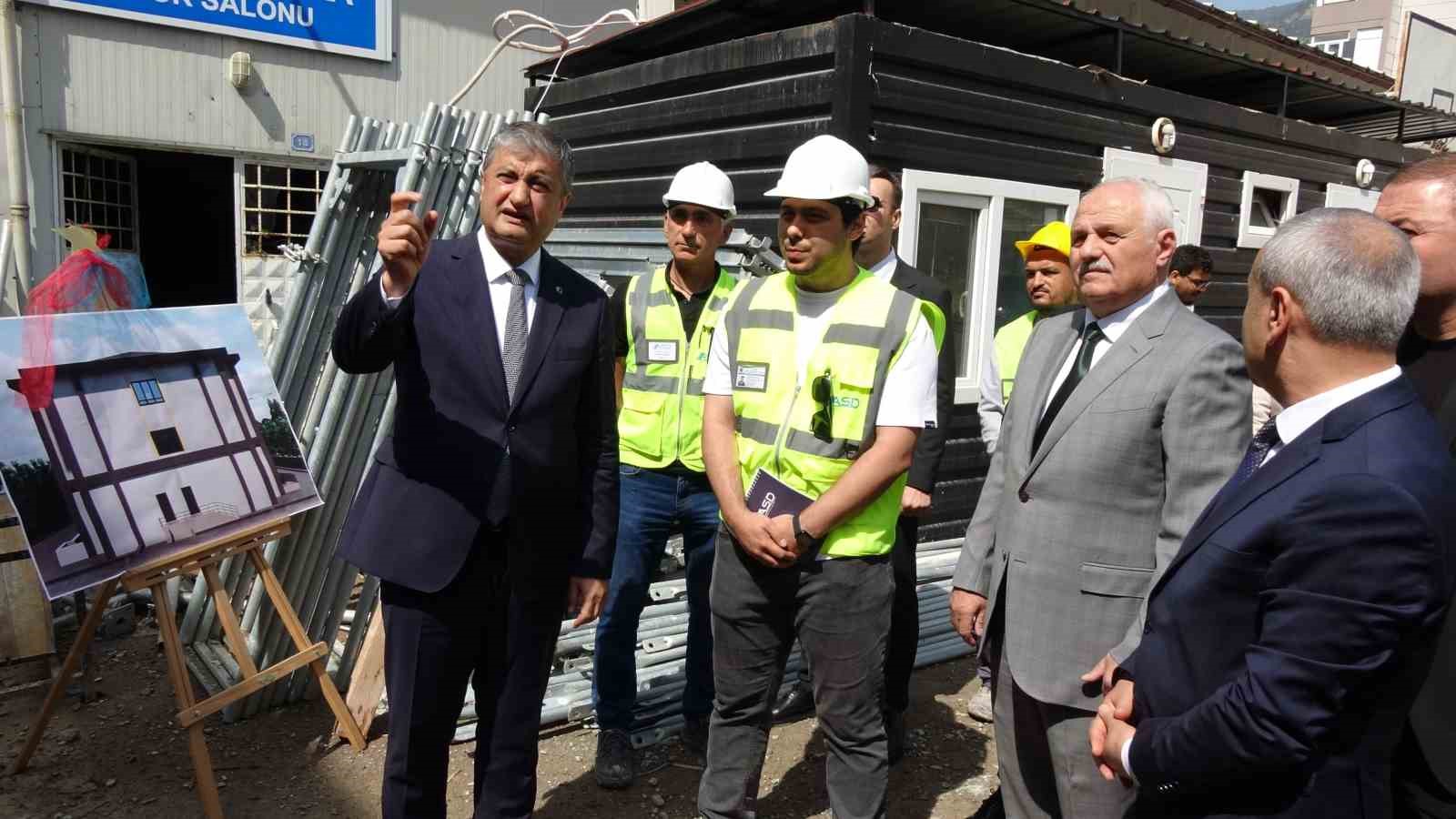 Vali Yavuz, yapımı devam eden okullarda incelemelerde bulundu