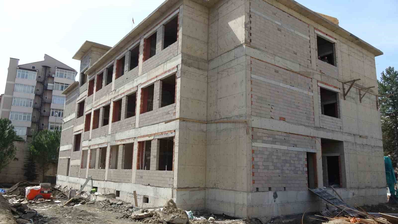 Vali Yavuz, yapımı devam eden okullarda incelemelerde bulundu
