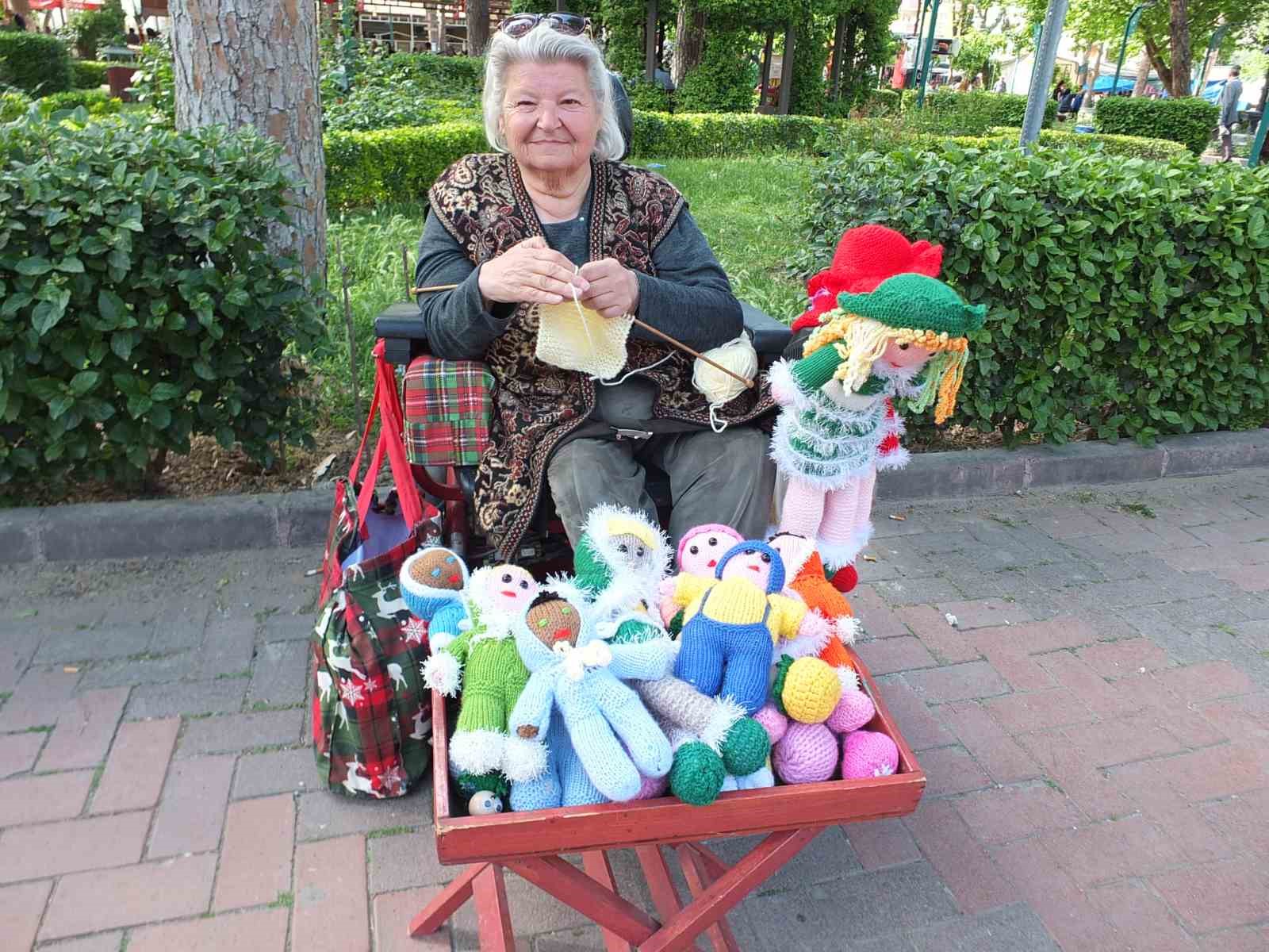 Balıkesir&rsquo;de bedensel engelli M&uuml;fide hanım evinde &uuml;retiyor, parkta satıyor
