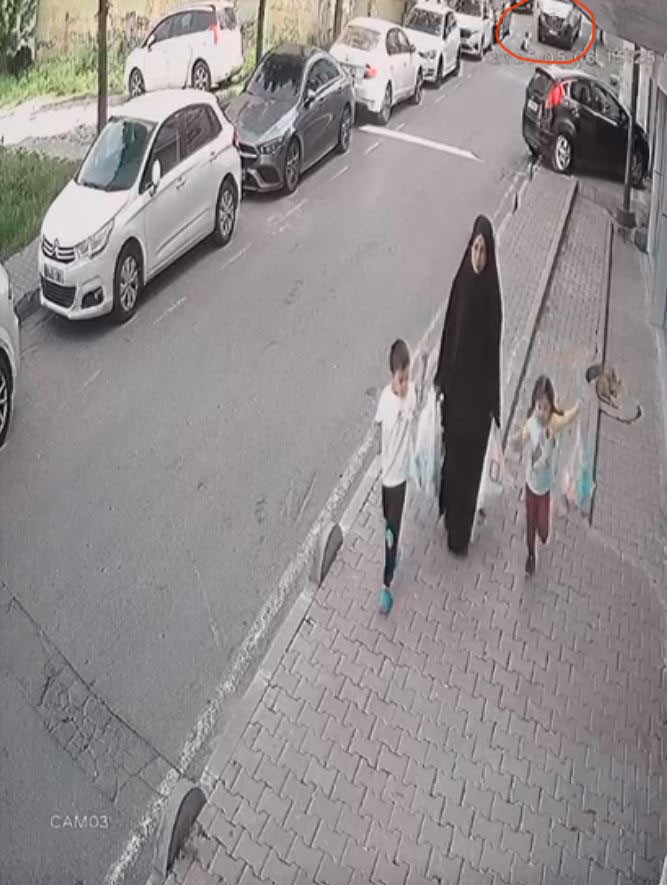 Gaziosmanpaşa&rsquo;da feci kaza kamerada: 5 yaşındaki &ccedil;ocuk, abisinin indiği &ouml;ğrenci servisinin altında kaldı
