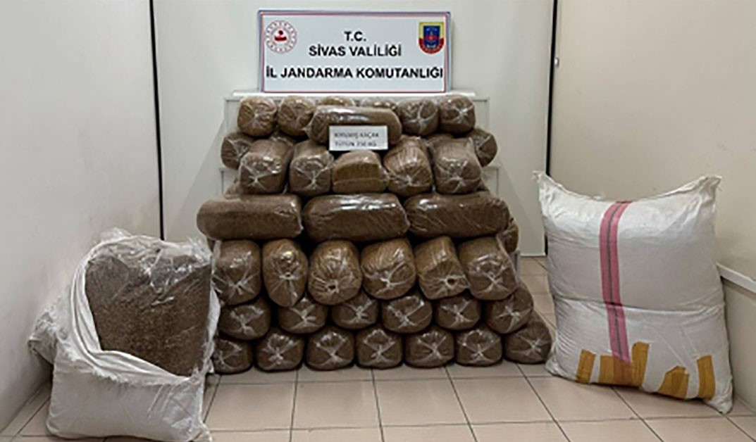 Sivas&rsquo;ta binlerce bandrols&uuml;z sigara ele ge&ccedil;irildi
