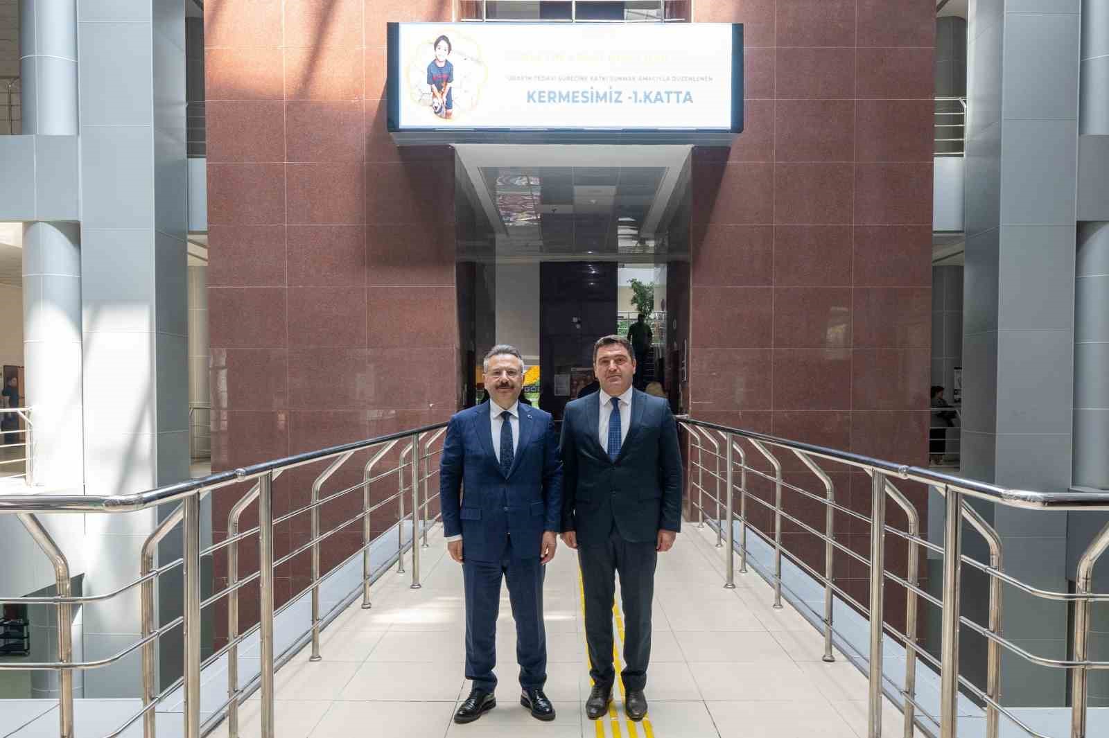 Vali Aksoy, kas hastası &ccedil;ocuk i&ccedil;in d&uuml;zenlenen panayıra katıldı
