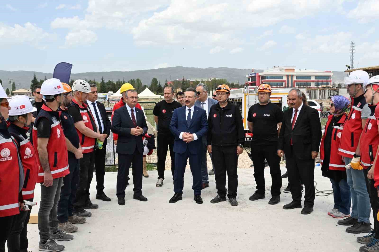 Eskişehir’de öğretmenlere depremde arama kurtarma eğitimi verildi