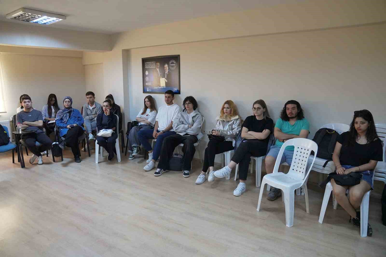 Gençlere toplumsal cinsiyet eşitliği ve flört şiddeti anlatıldı