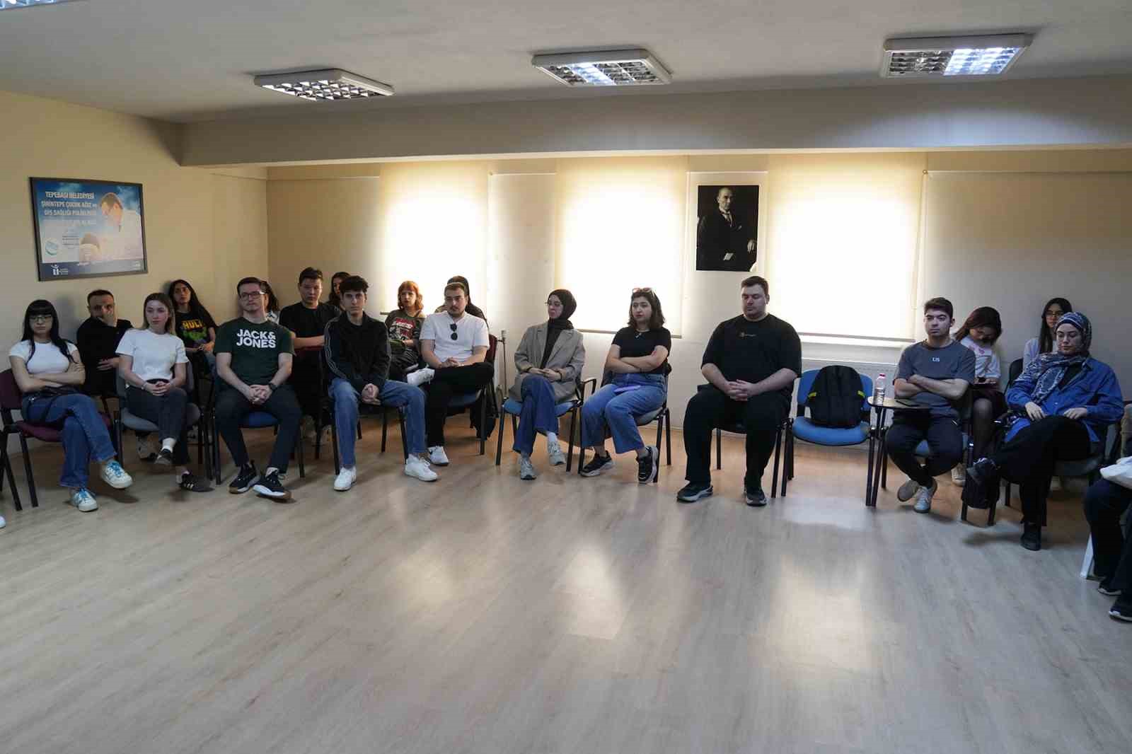 Gen&ccedil;lere toplumsal cinsiyet eşitliği ve fl&ouml;rt şiddeti anlatıldı
