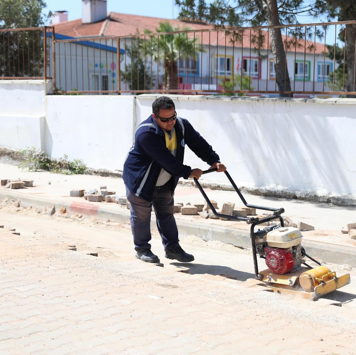 Didim&rsquo;de yol yapım &ccedil;alışmaları t&uuml;m hızıyla s&uuml;r&uuml;yor
