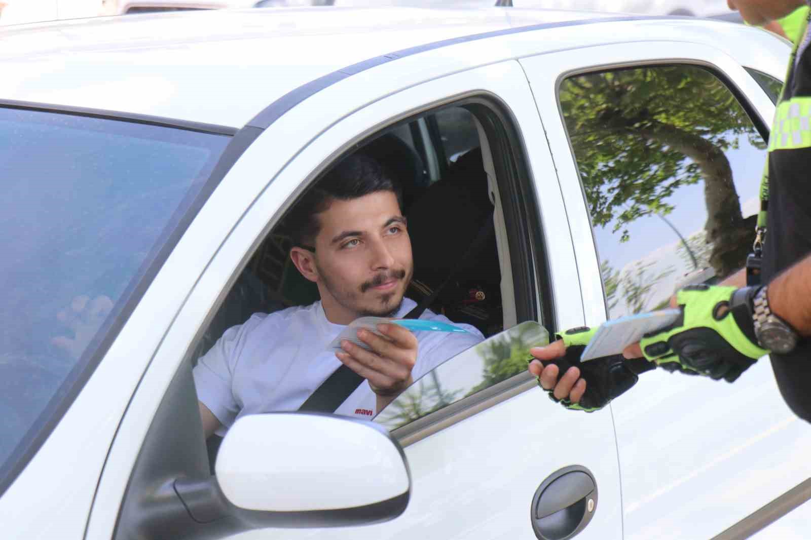 Trafik polisleri bu kez bilin&ccedil;lendirmek i&ccedil;in durdurdu
