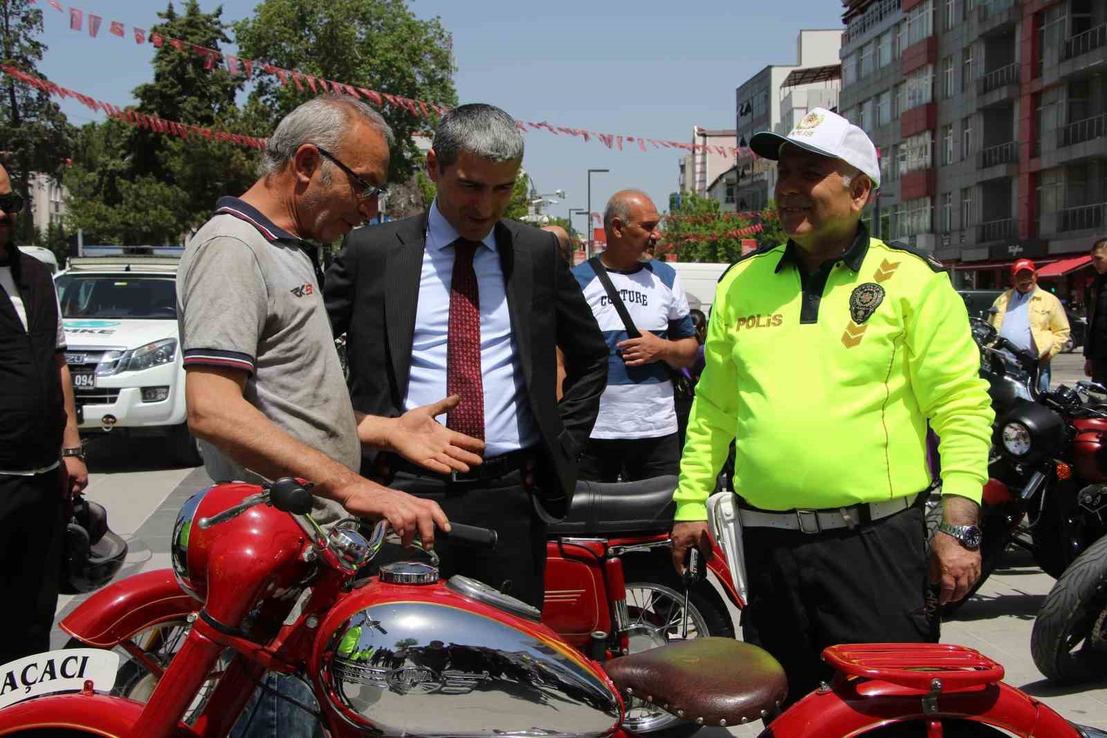 Uşak&rsquo;ta &ouml;ğrencilere kırmızı d&uuml;d&uuml;k dağıtıldı
