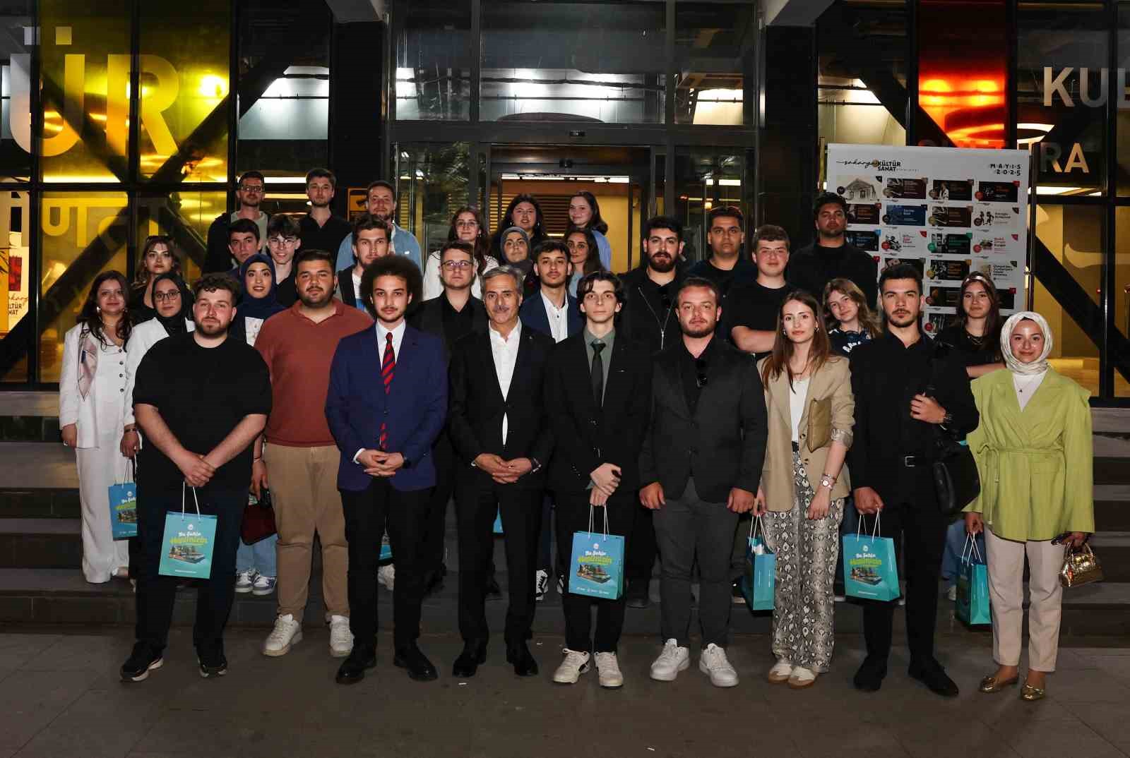 Başkan Alemdar, Ofis Sanat Merkezi’nde üniversiteli gençler ile buluştu