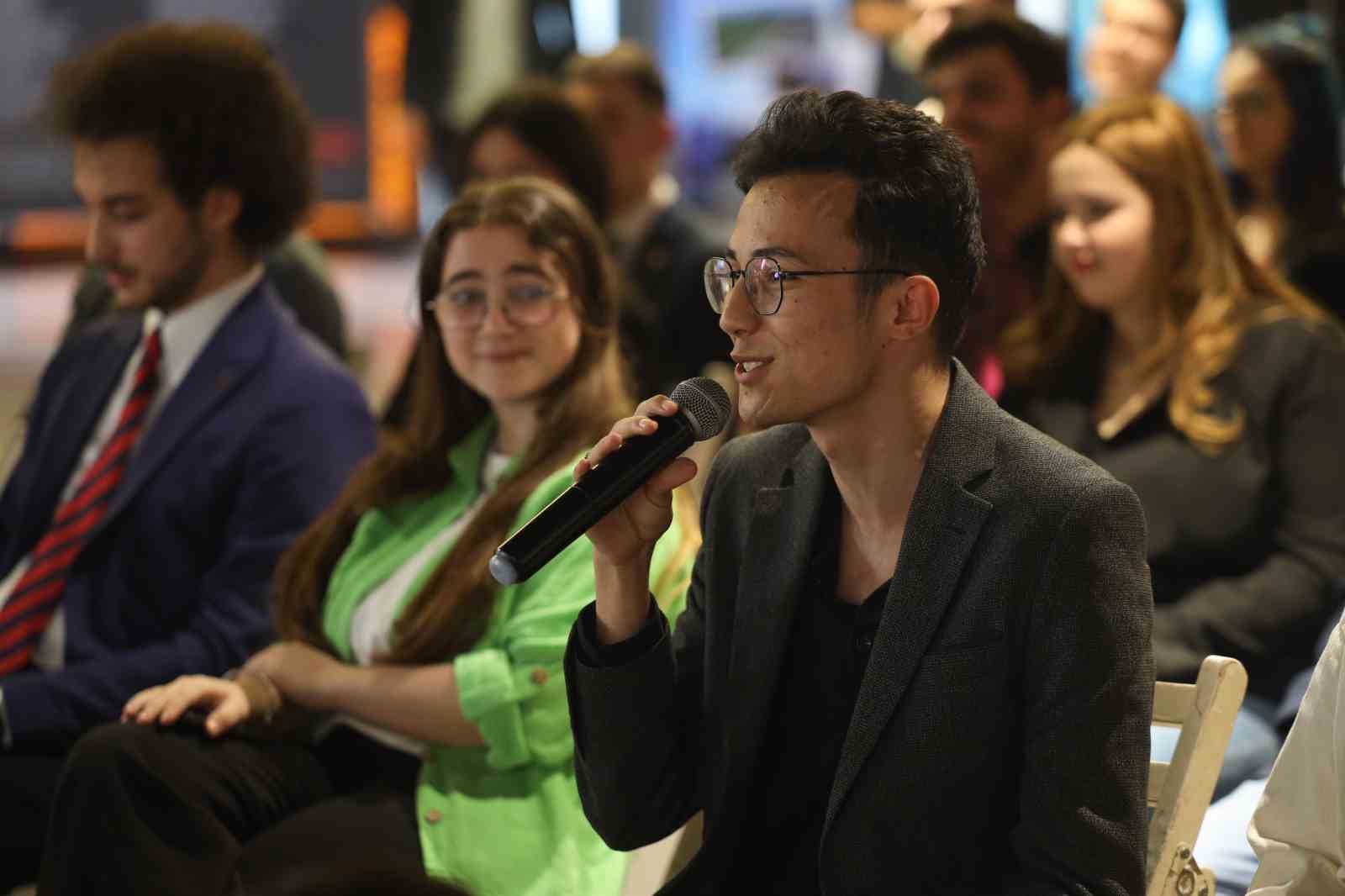 Başkan Alemdar, Ofis Sanat Merkezi&rsquo;nde &uuml;niversiteli gen&ccedil;ler ile buluştu
