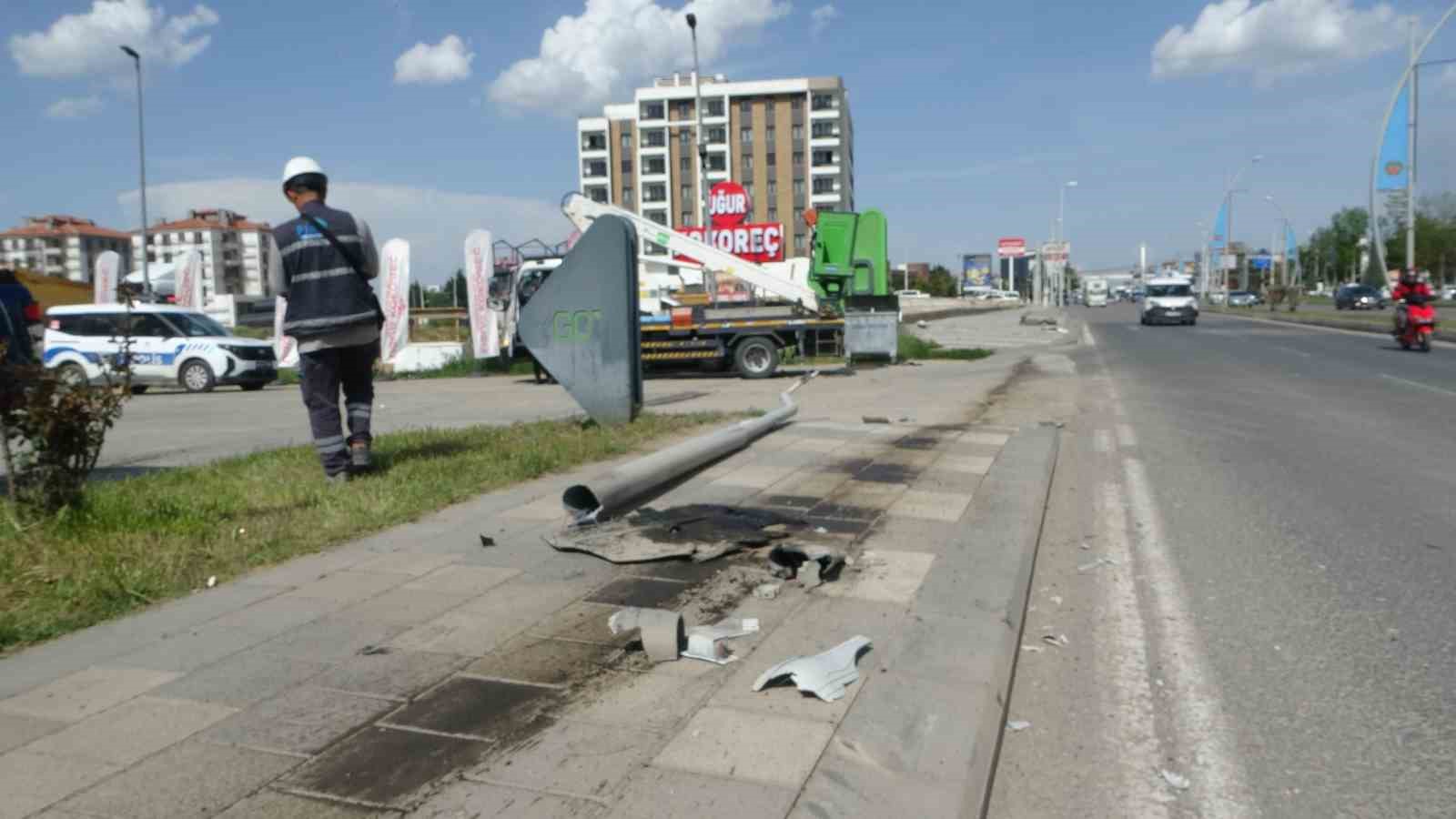 Kontrolden &ccedil;ıkan hafif ticari ara&ccedil; akaryakıt istasyonuna daldı
