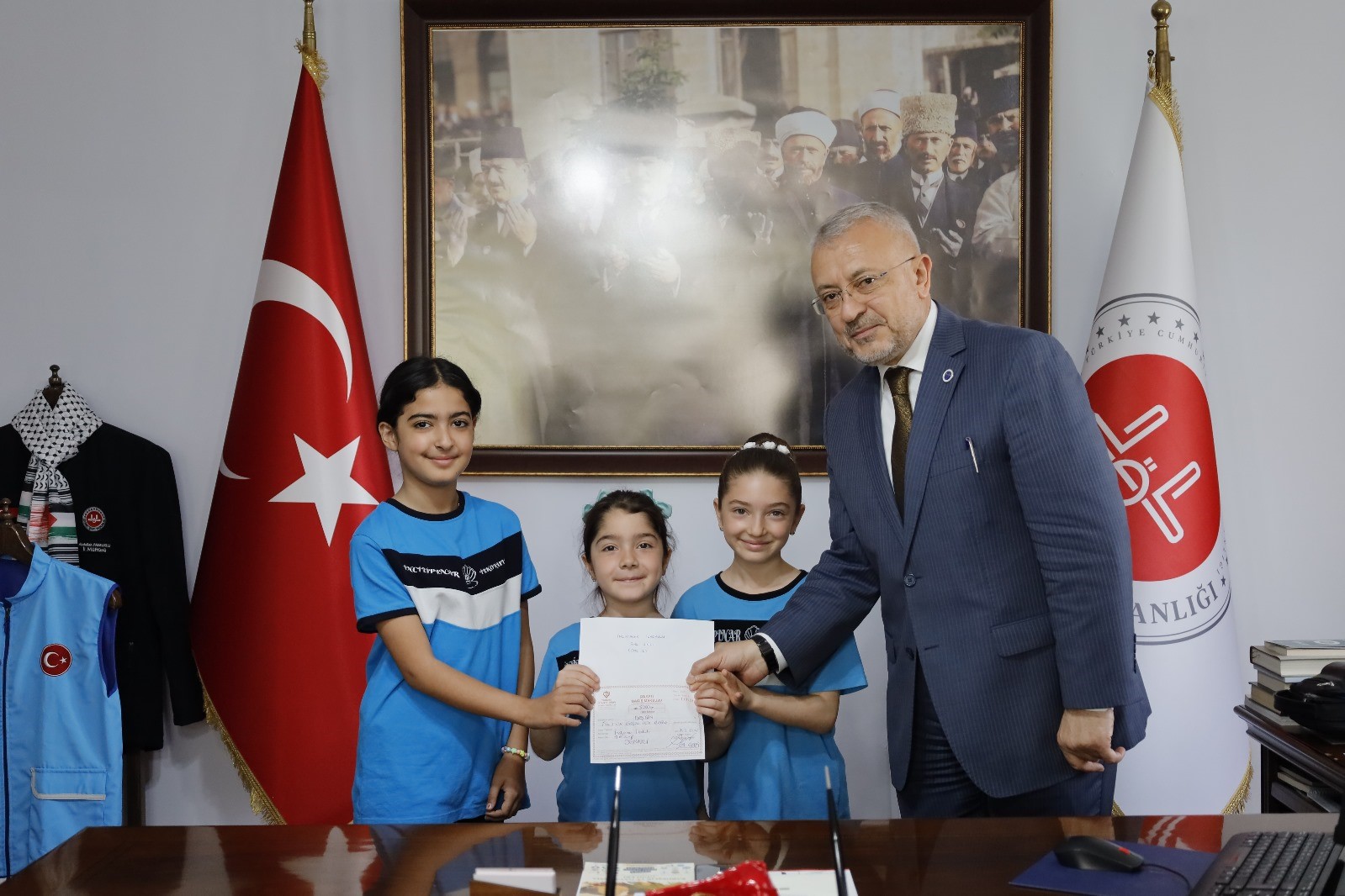 Minik y&uuml;rekler el emeğiyle kazandıklarını Filistin halkına bağışladı
