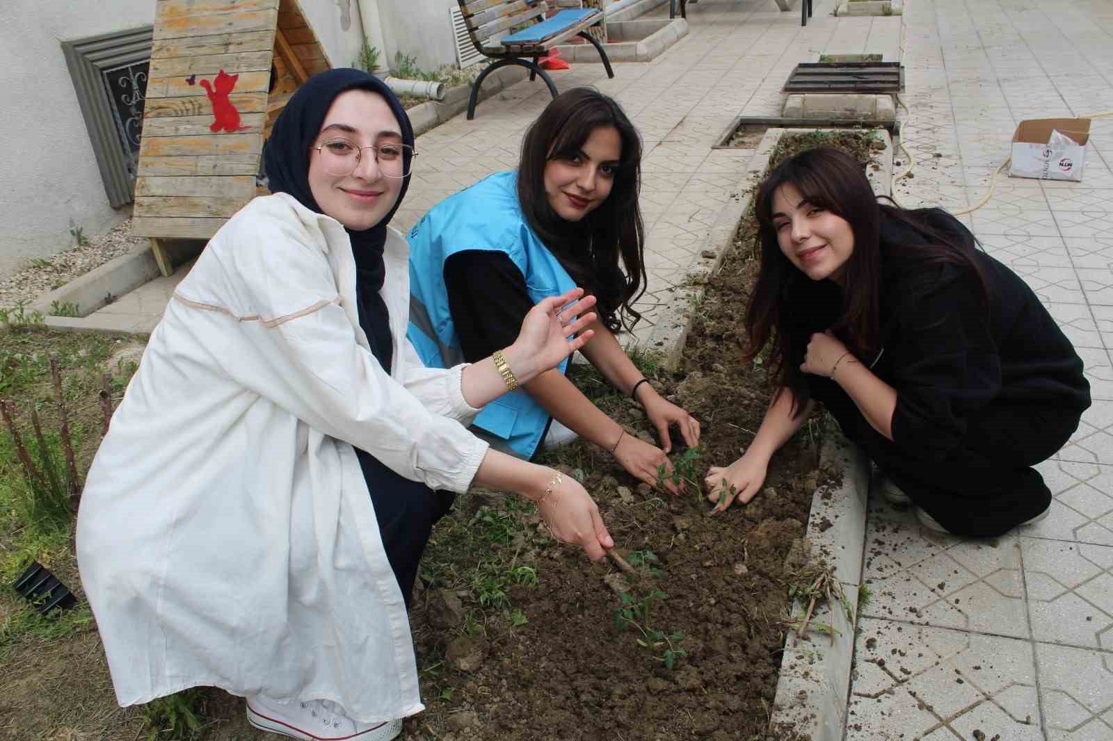 Öğrencilere hobi bahçesi kuruldu