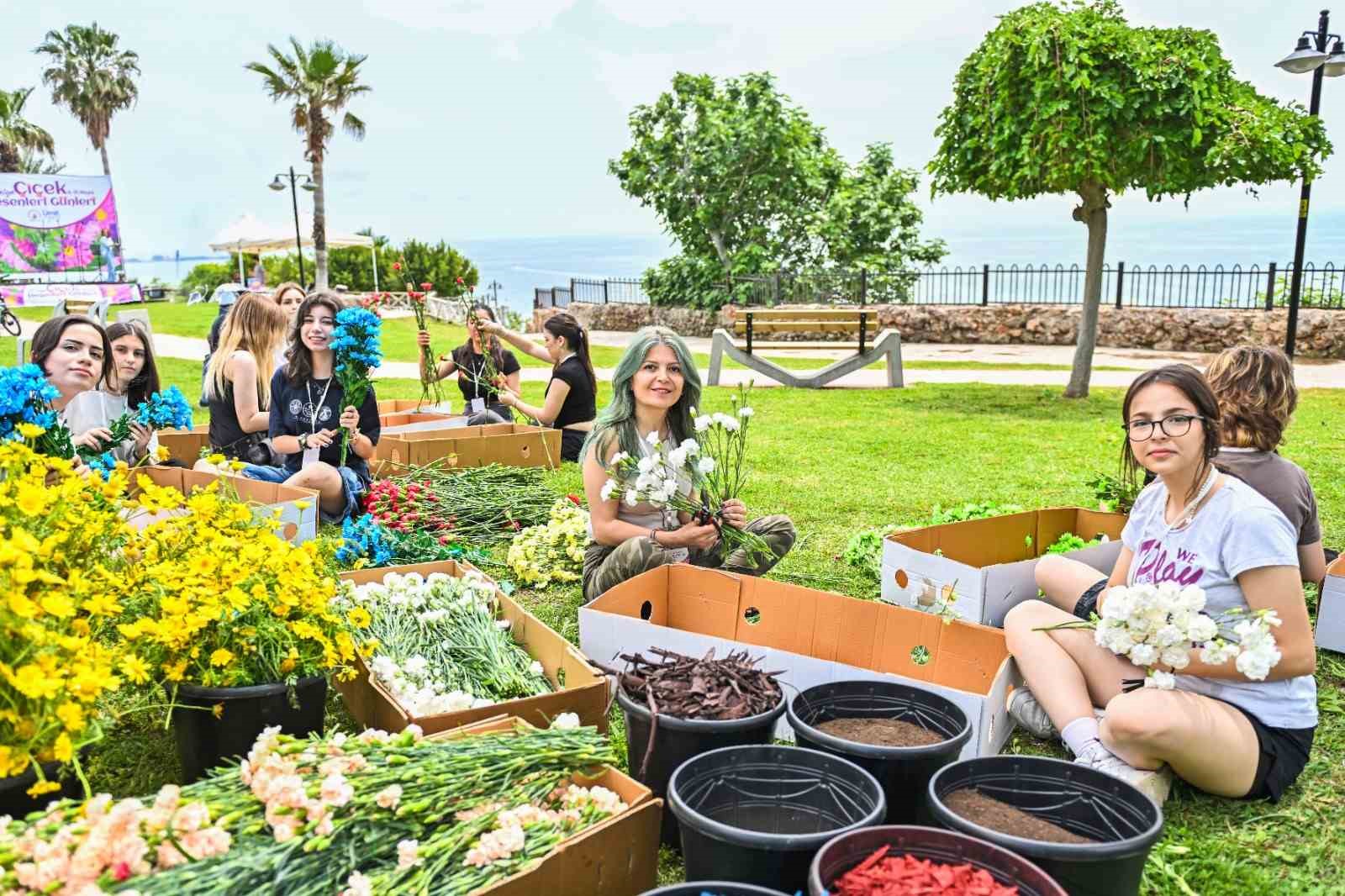 Antalya&rsquo;da &lsquo;&Ccedil;i&ccedil;ek Desenleri G&uuml;nleri&rsquo; başladı
