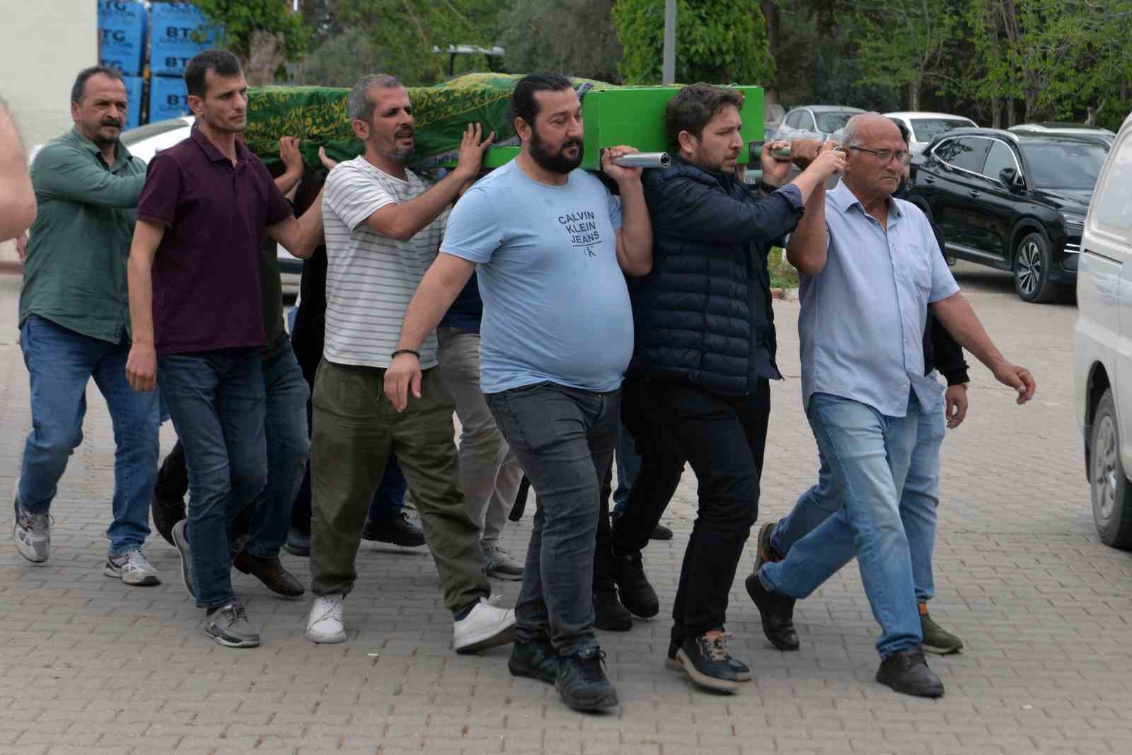 Eski kocası tarafından öldürülen 2 çocuk annesi toprağa verildi