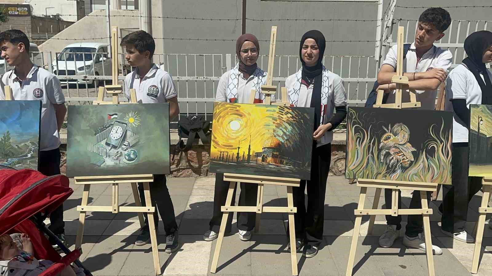 Öğrenciler Gazze’deki acıyı ve direnişi tuvale yansıttı