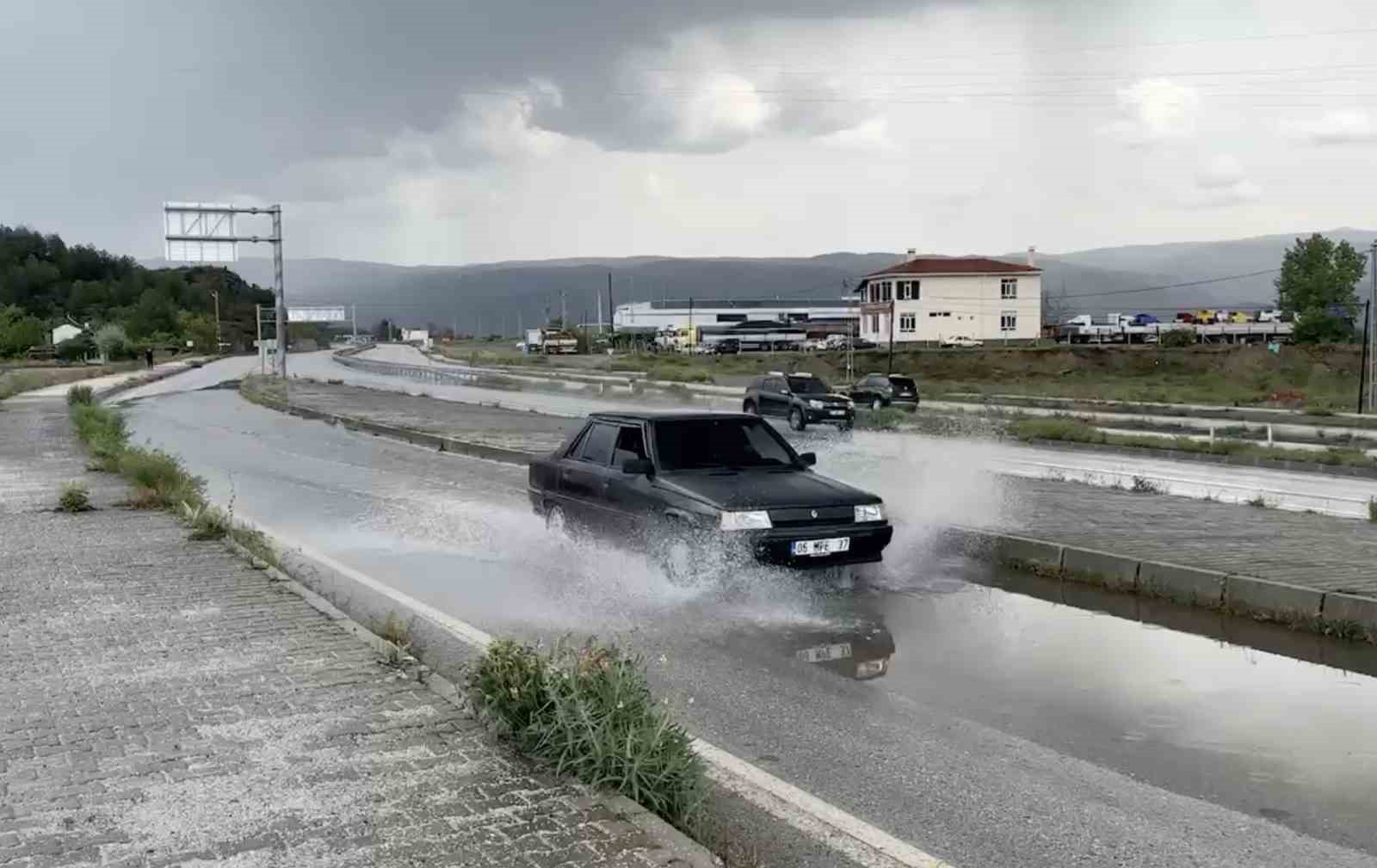 Tosya’da sağanak yağış etkili oldu, yollarda su birikintisi oluştu