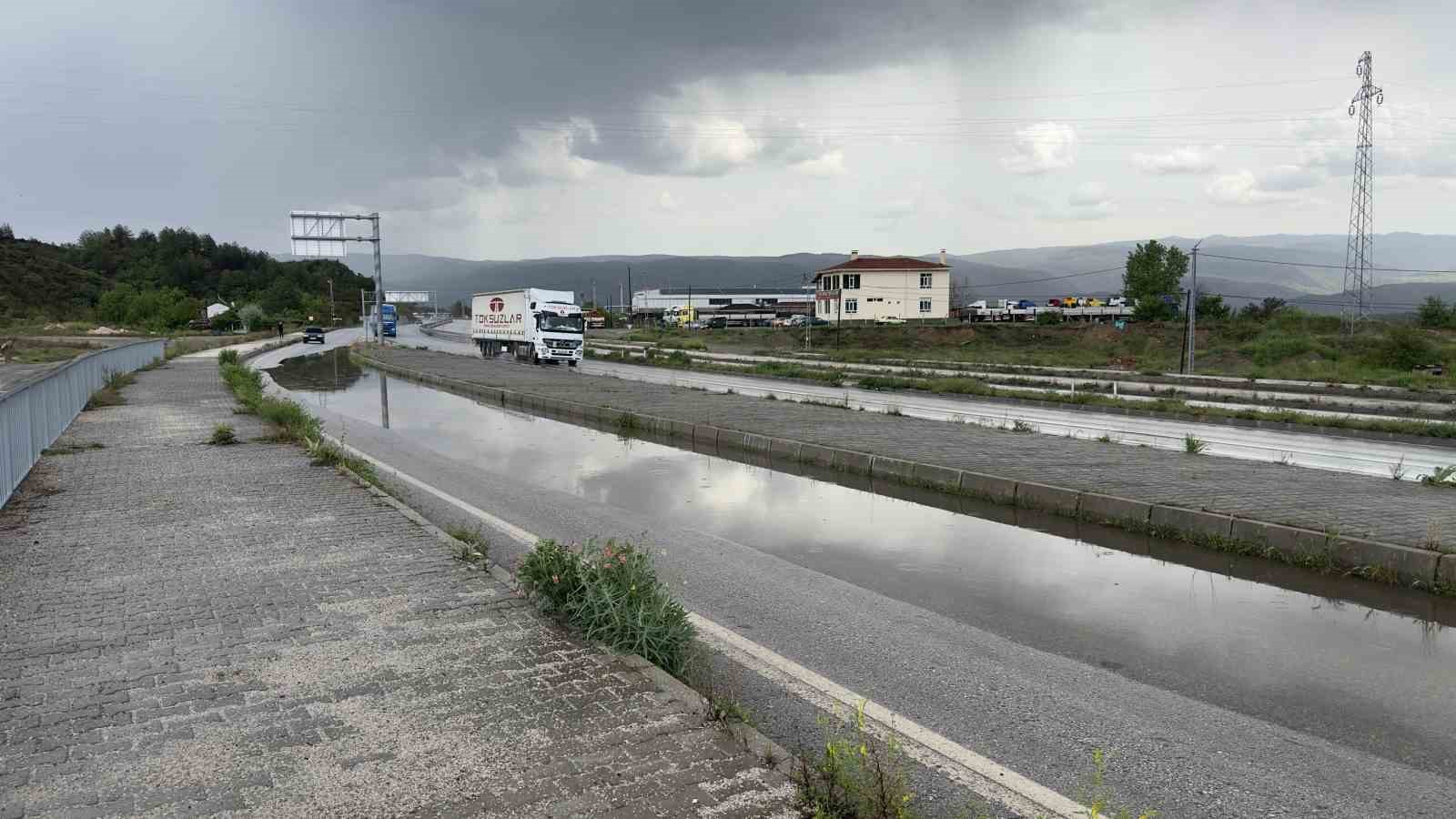 Tosya&rsquo;da sağanak yağış etkili oldu, yollarda su birikintisi oluştu

