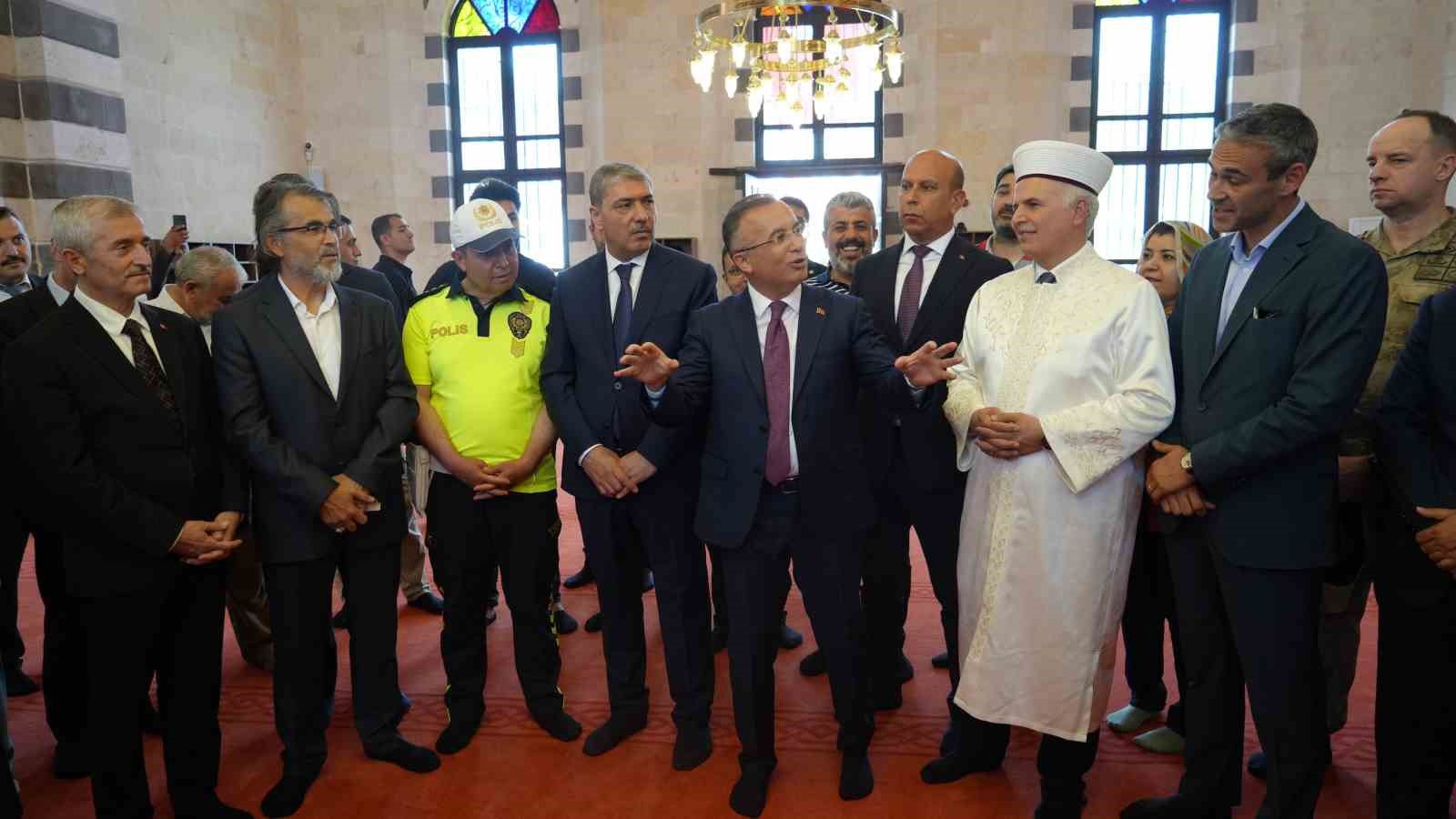 Depremde hasar alan tarihi Kurtuluş Camii yeniden ibadete açıldı
