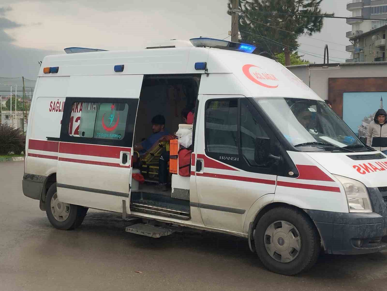 Hafif ticari aracın çarptığı motosikletli yaralandı