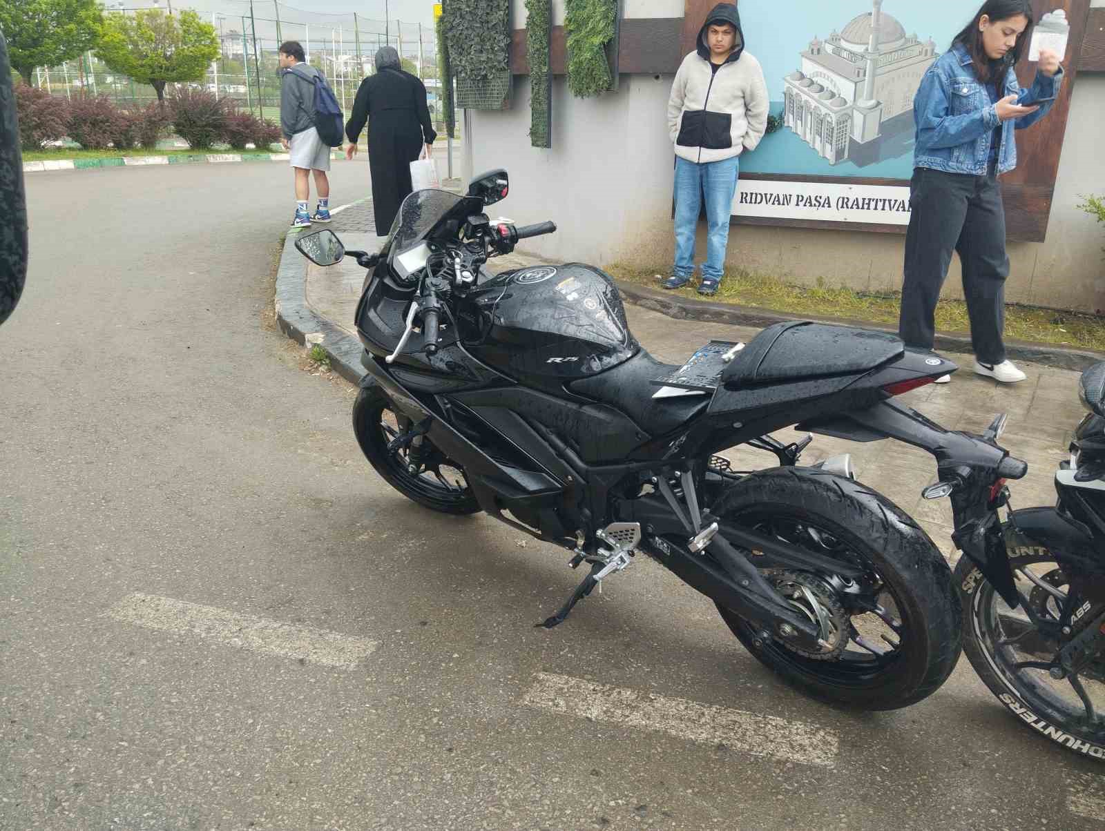 Hafif ticari aracın &ccedil;arptığı motosikletli yaralandı
