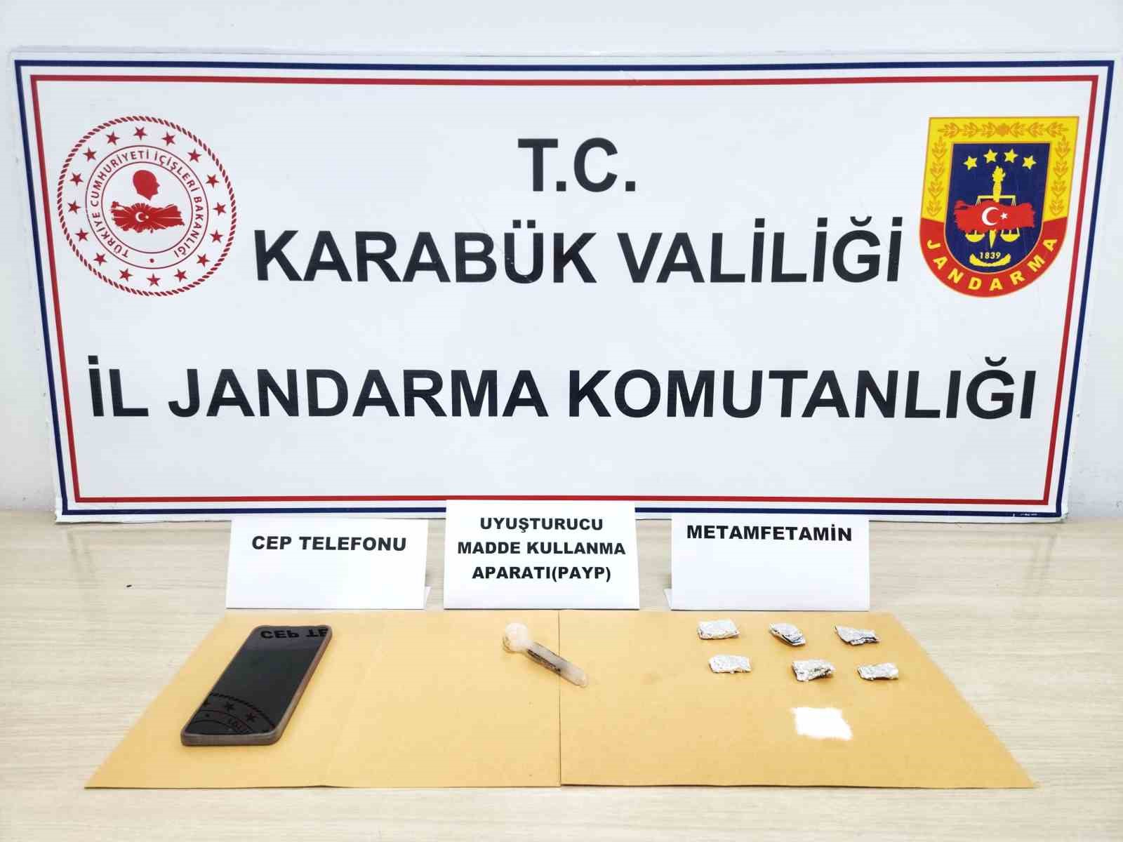 Jandarma uyuşturucu tacirlerine g&ouml;z a&ccedil;tırmıyor
