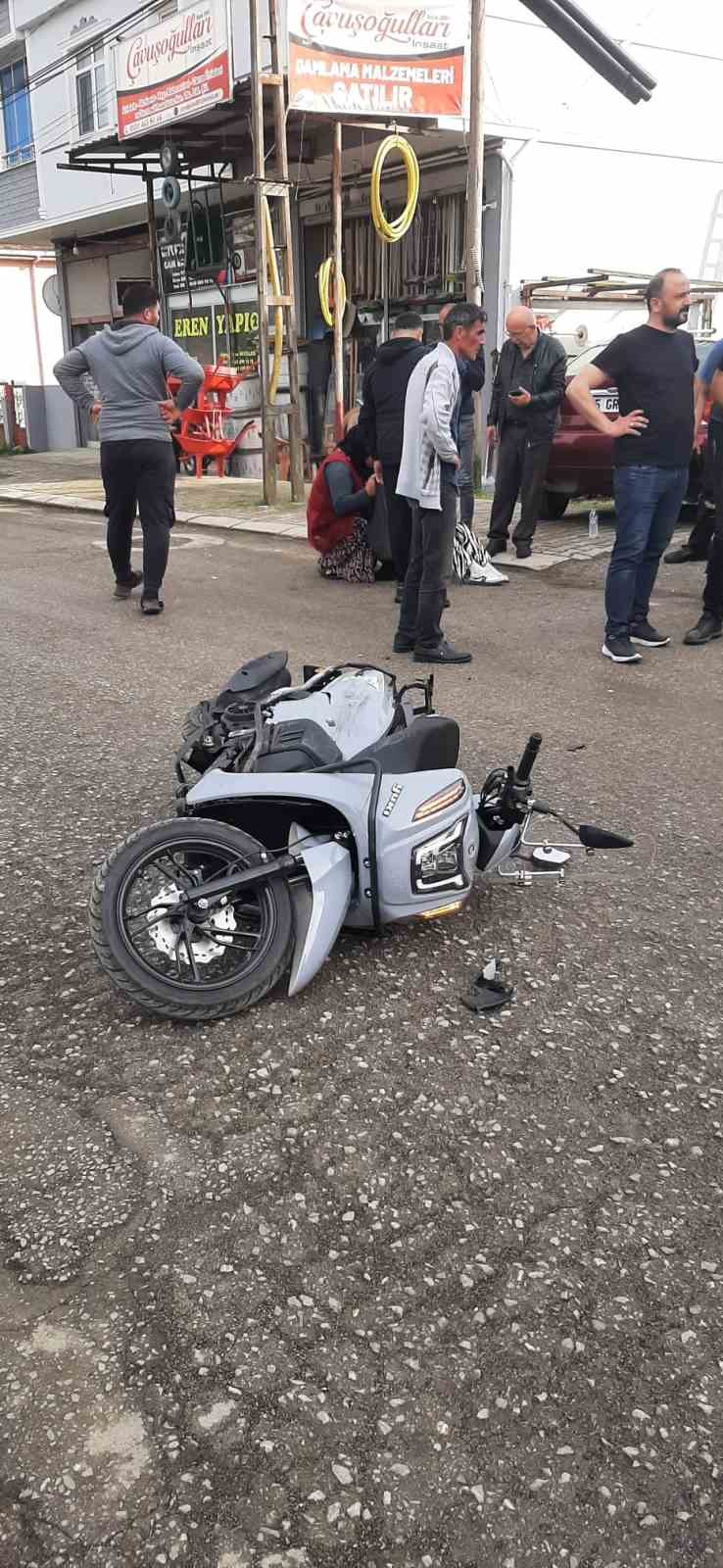 Motosiklet, park halindeki otomobile çarptı: 1 yaralı