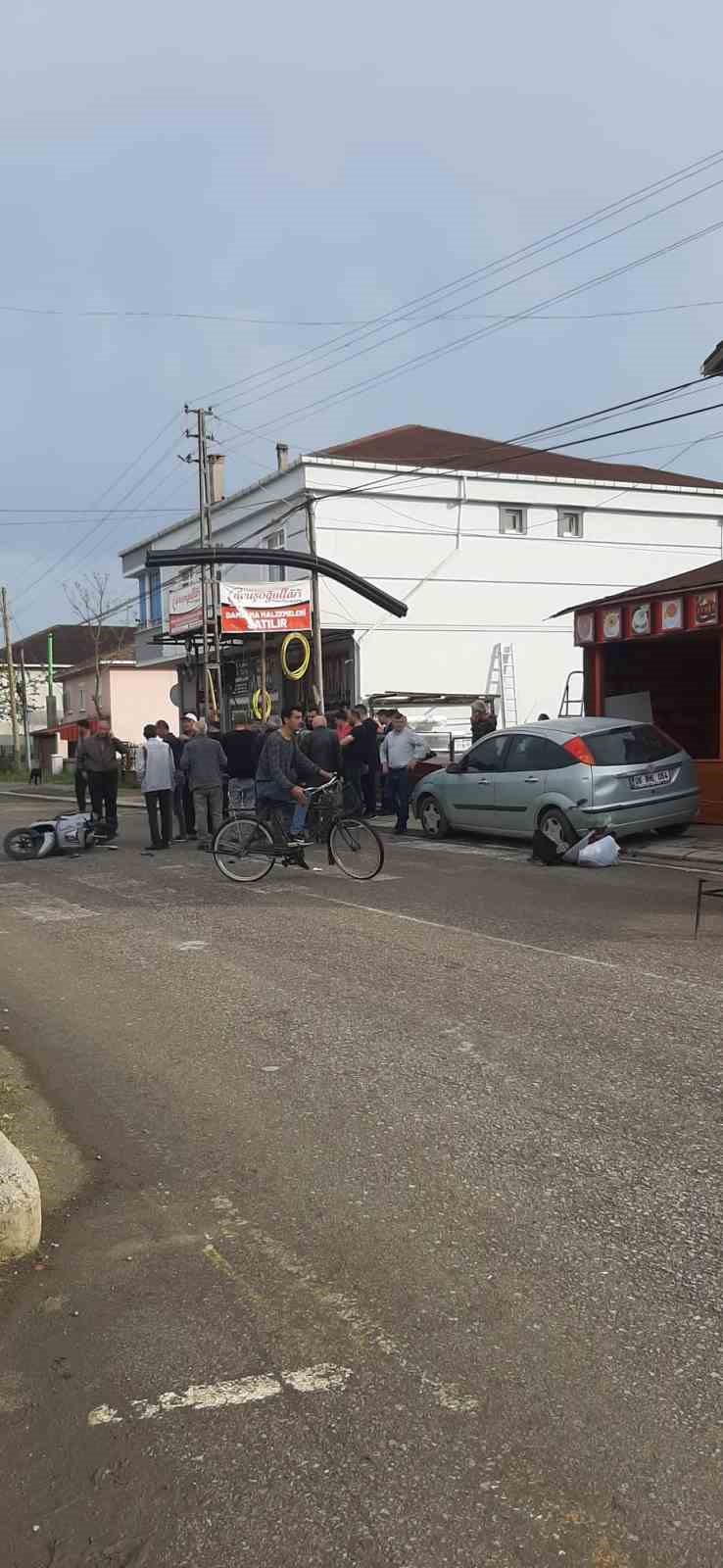 Motosiklet, park halindeki otomobile çarptı: 1 yaralı