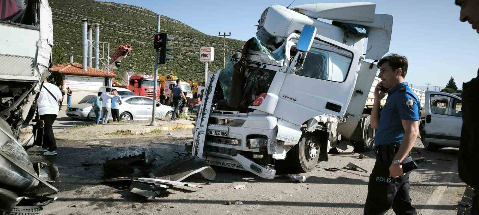 Tır, kırmızı ışıkta bekleyen otobüs ve otomobile çarptı: 6  yaralı