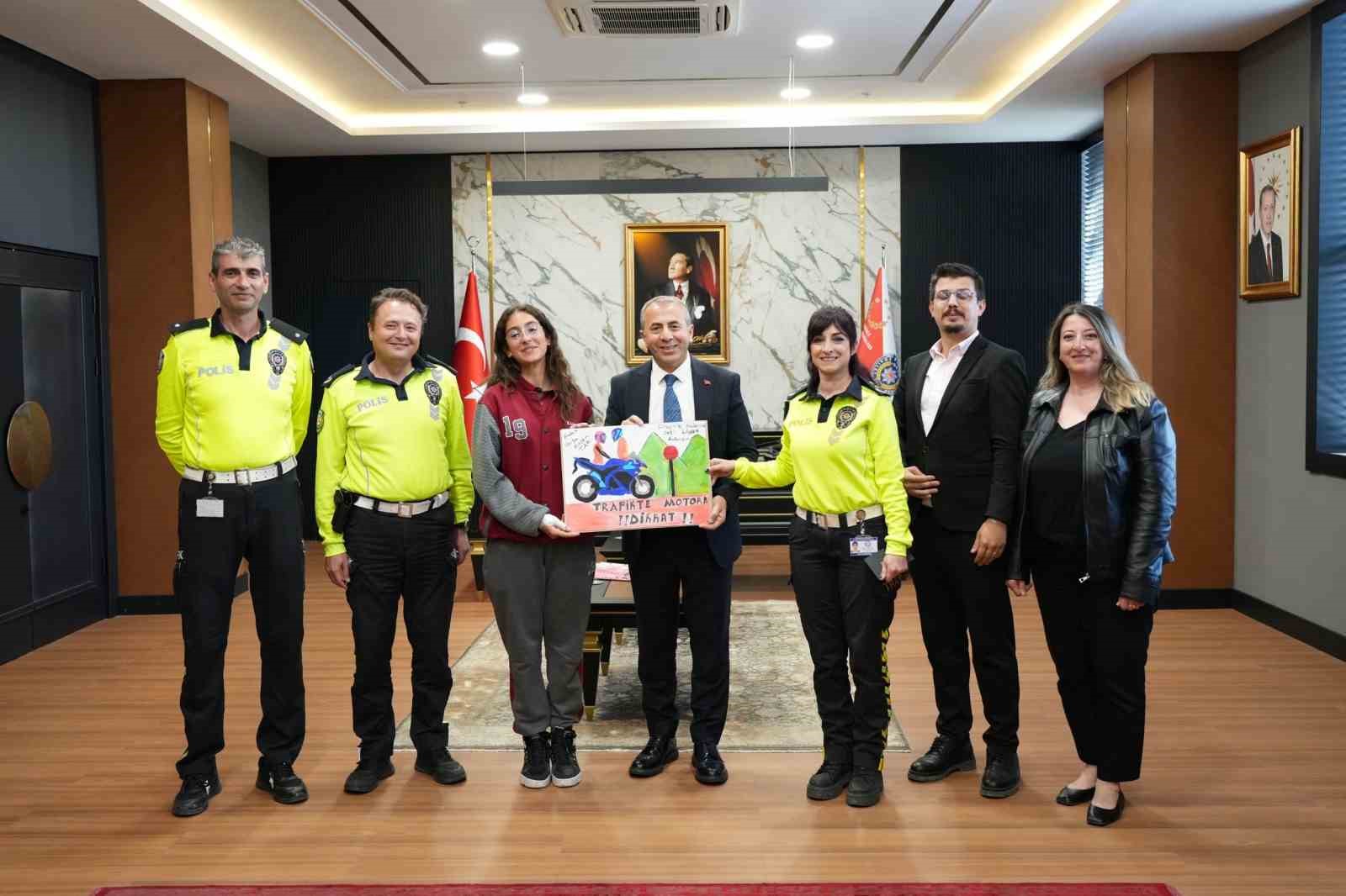Trafik konulu resim yarışmasında dereceye giren öğrenciler Emniyet Müdürü Kurt’u ziyaret etti
