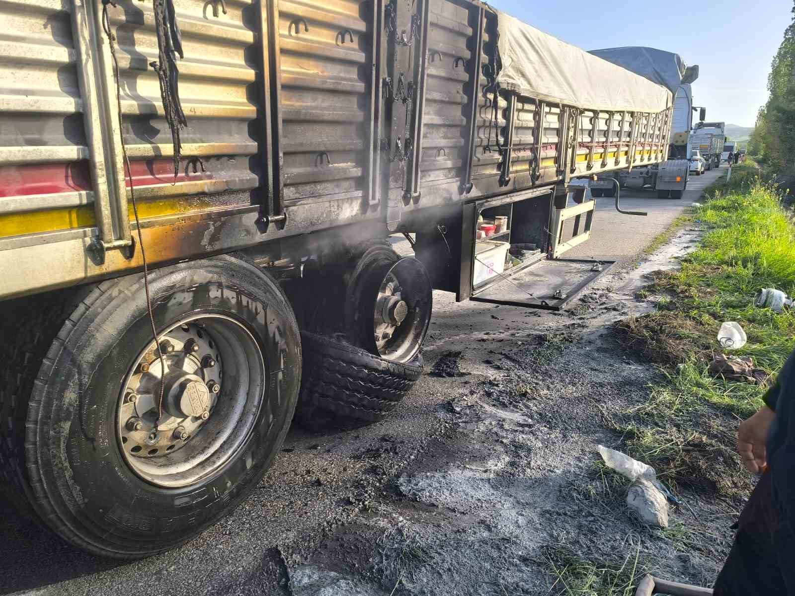 Seyir halindeki tırın dorsesi alev aldı: 1 yaralı