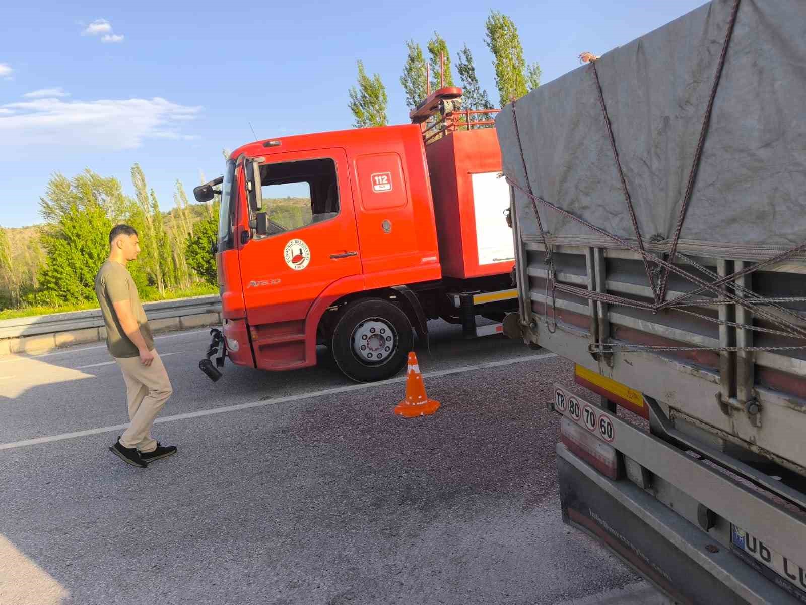 Seyir halindeki tırın dorsesi alev aldı: 1 yaralı
