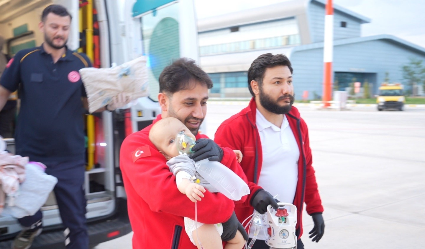Muş’ta uçak ambulans 7 aylık bebek için havalandı
