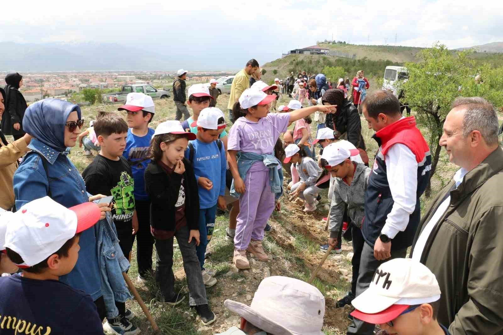 Öğrenciler fidanları toprakla buluşturdu
